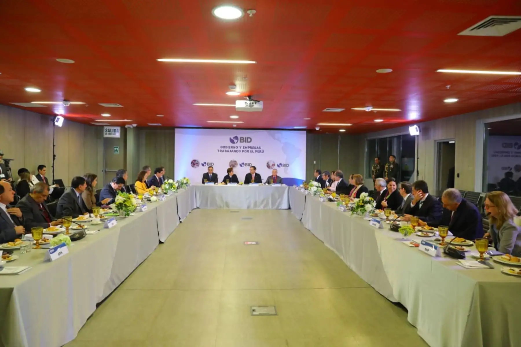 El presidente de la República, Martín Vizcarra, sostuvo  reunión de trabajo con los representantes de gremios empresariales del país, con la finalidad de proponer acciones para impulsar el desarrollo de este importante sector que contribuye a dinamizar la economía del país. Foto: ANDINA/Prensa Presidencia