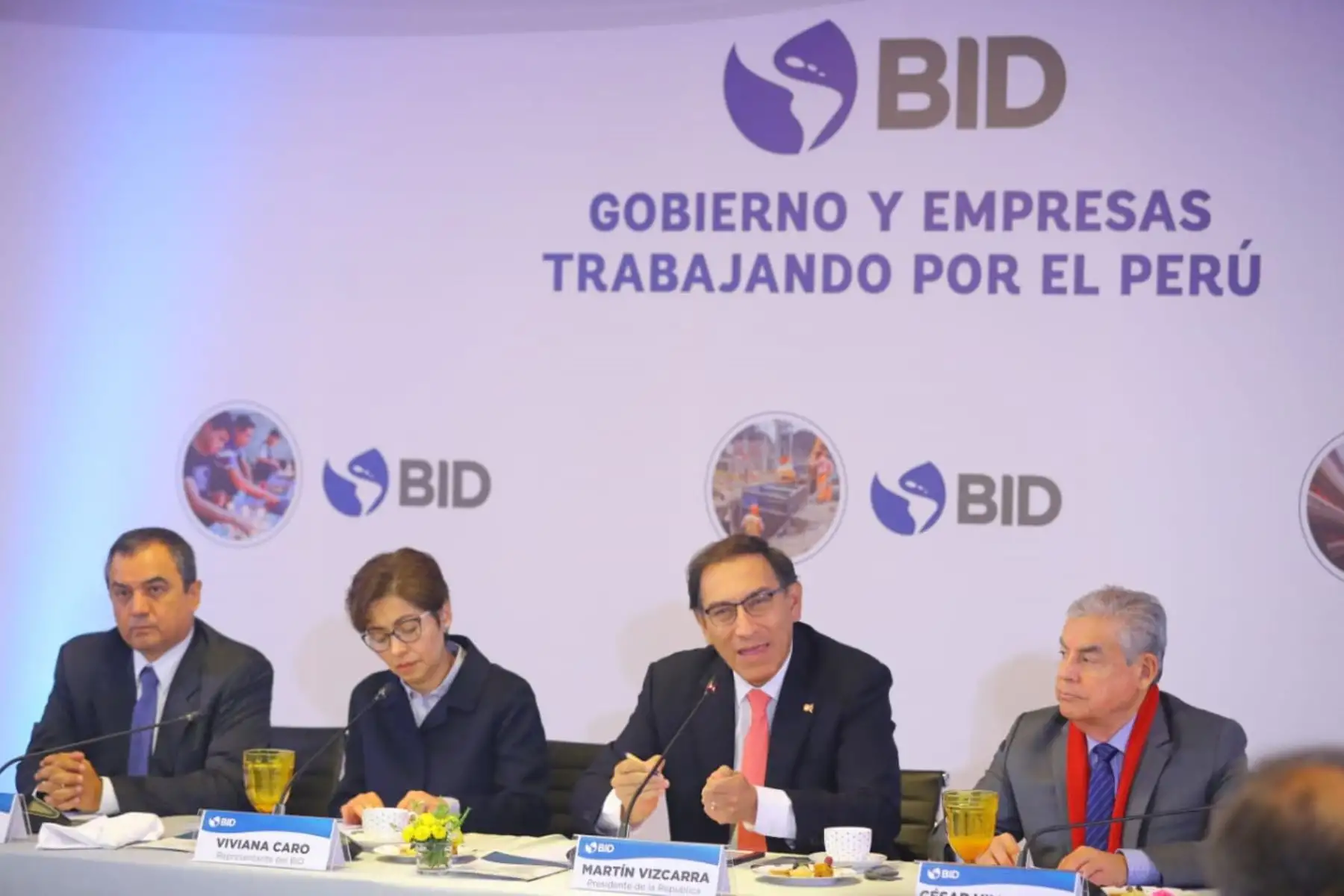 El presidente de la República, Martín Vizcarra, sostuvo  reunión de trabajo con los representantes de gremios empresariales del país, con la finalidad de proponer acciones para impulsar el desarrollo de este importante sector que contribuye a dinamizar la economía del país. Foto: ANDINA/Prensa Presidencia