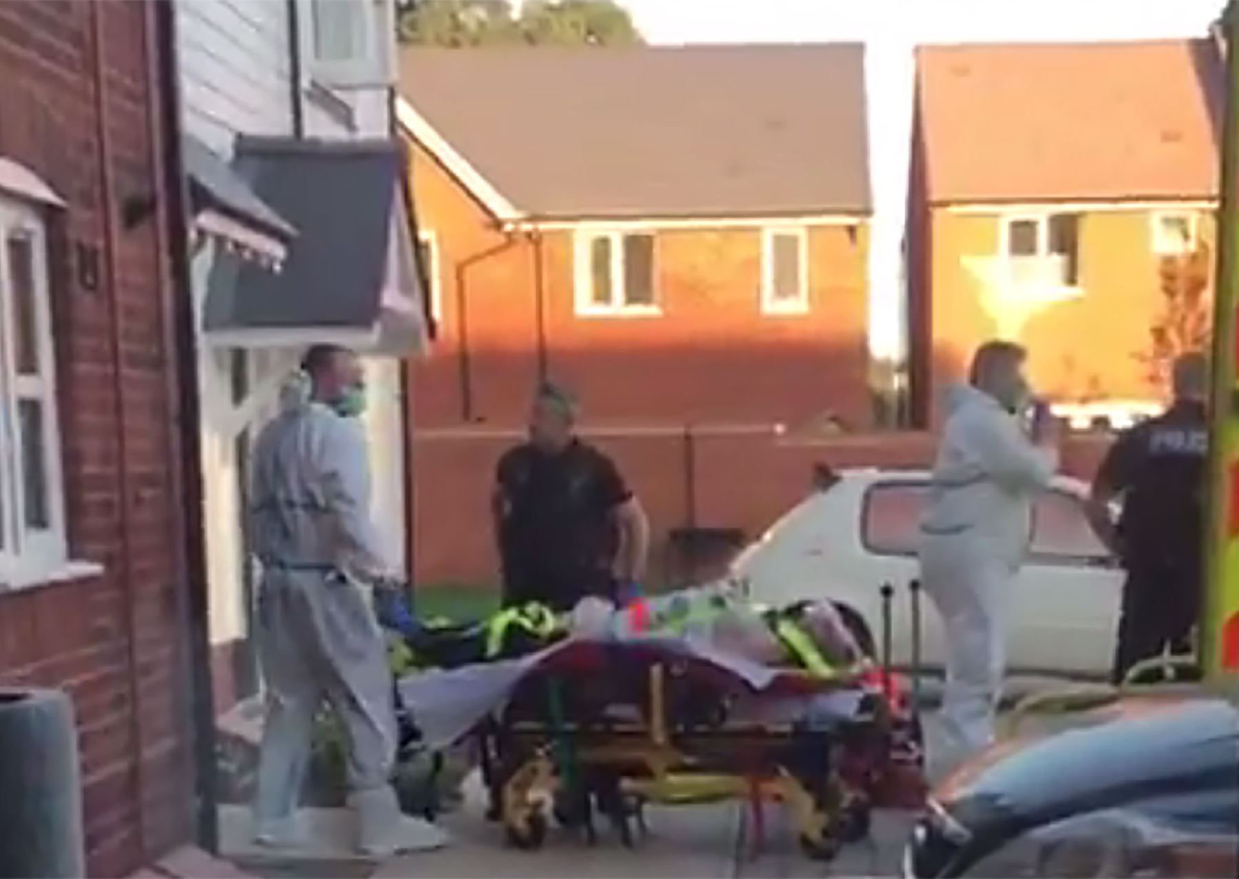 Británico afectado por agente químico es llevado al hospital de Salisbury Foto: AFP