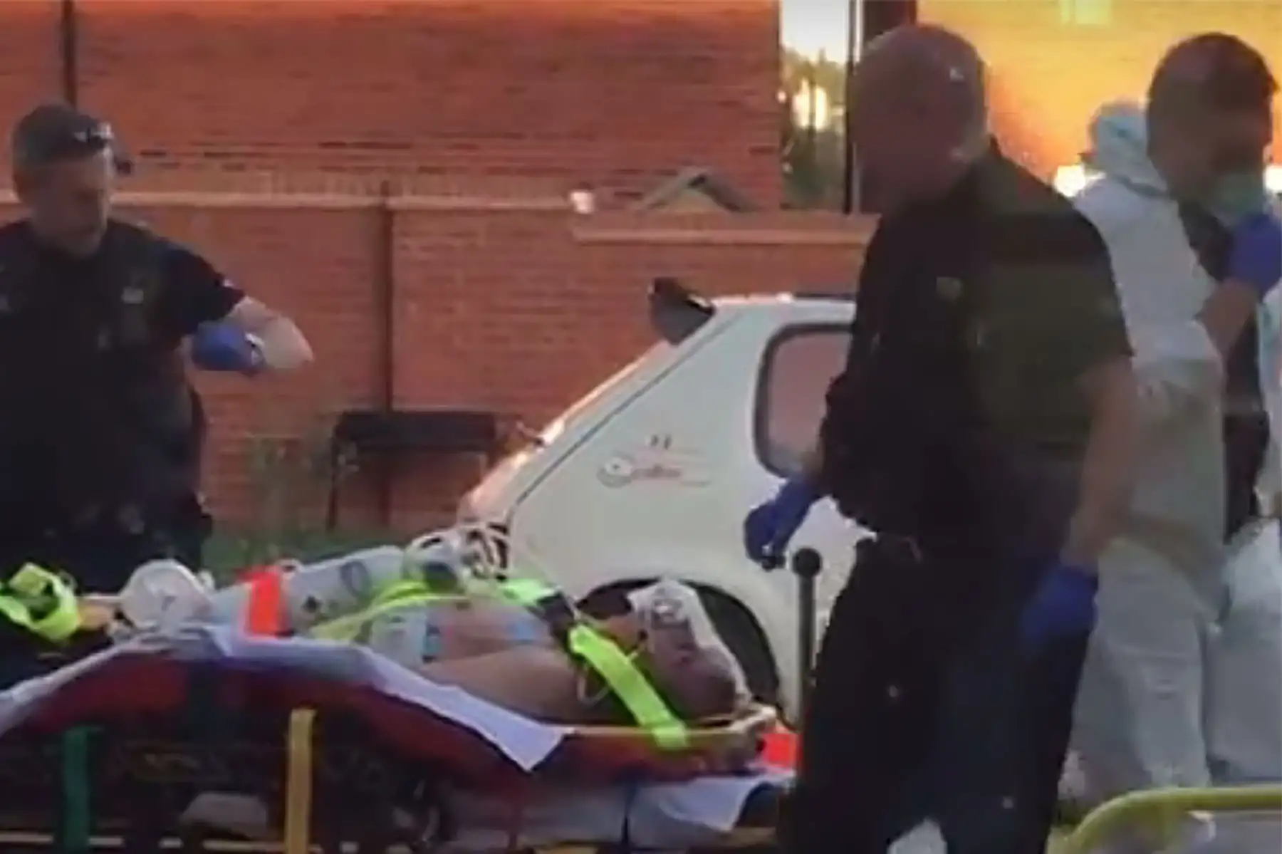 Británico afectado por agente químico es llevado al hospital de Salisbury Foto: AFP