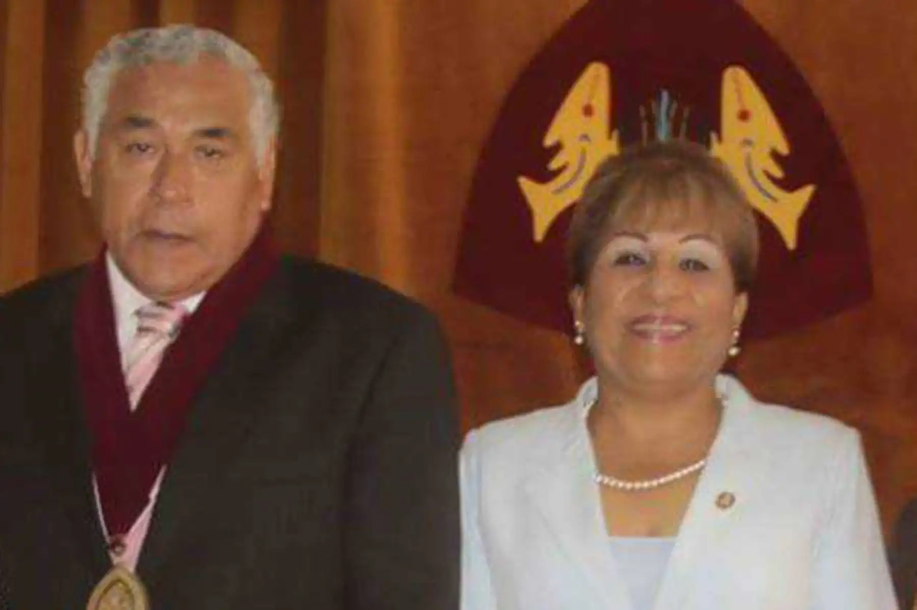 El jefe de la Policía Judicial de Chimbote, teniente Jeans Fritz Loayza Basallo, confirmó hoy que ya cuenta con las órdenes de captura del alcalde de la Municipalidad Provincial del Santa, Julio Cortez Rojas, y de la exalcaldesa de esa comuna, Victoria Espinoza García, dispuestas por el Poder Judicial.