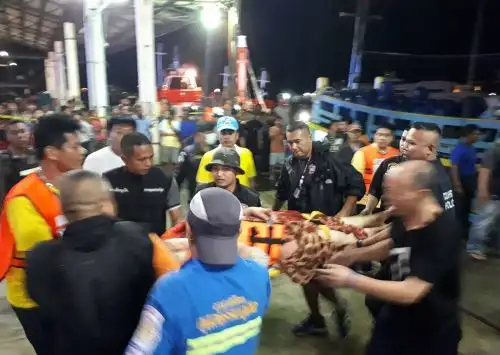 Rescate de barco turístico en Tailandia. Foto: AFP.
