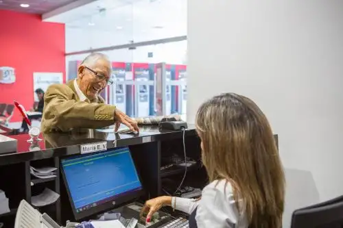 Atención a pensionista. ANDINA/Difusión
