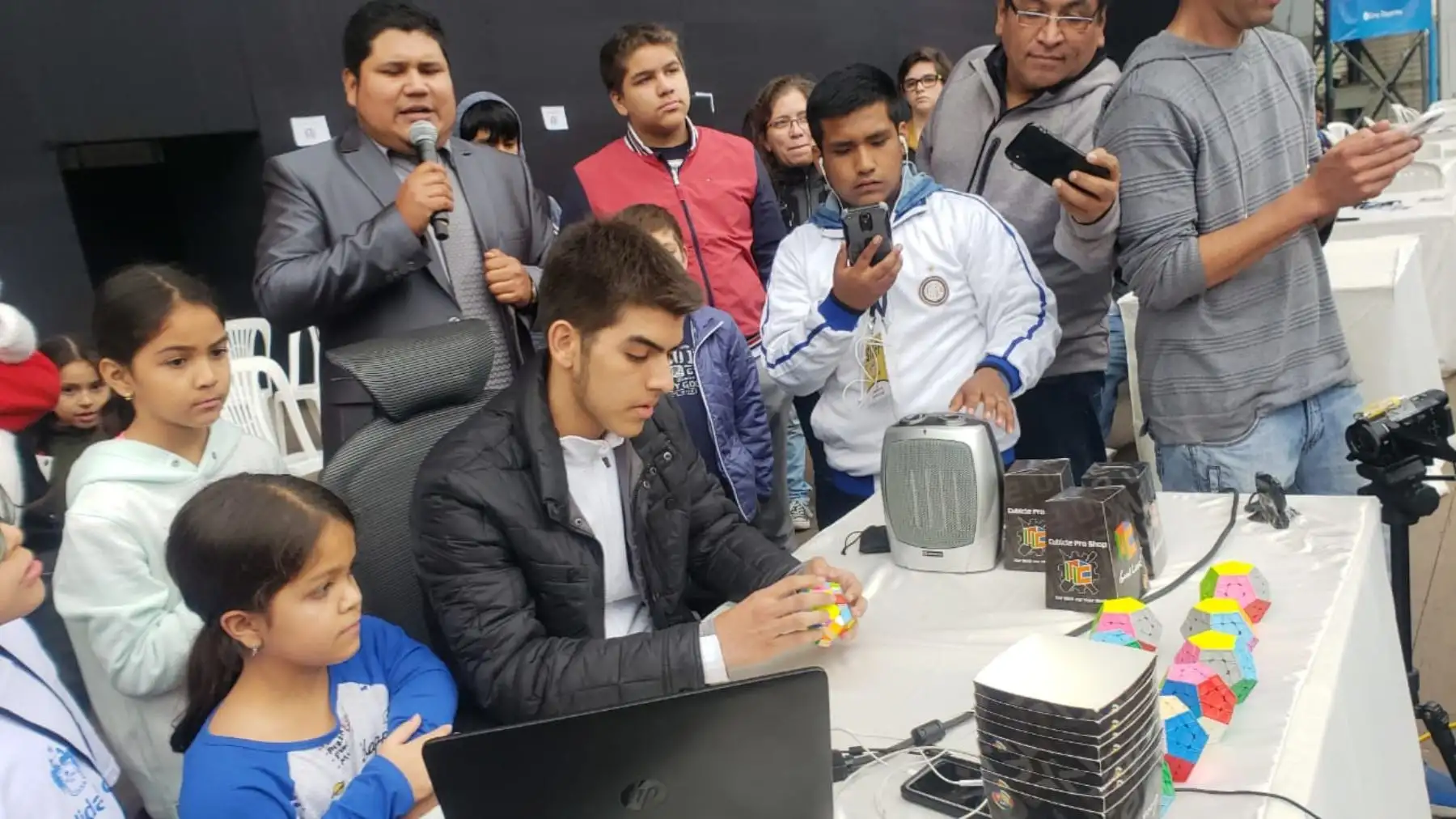 Juan Pablo Huanqui ya tiene un cuarto Record Guinness armando cubos megaminxs.