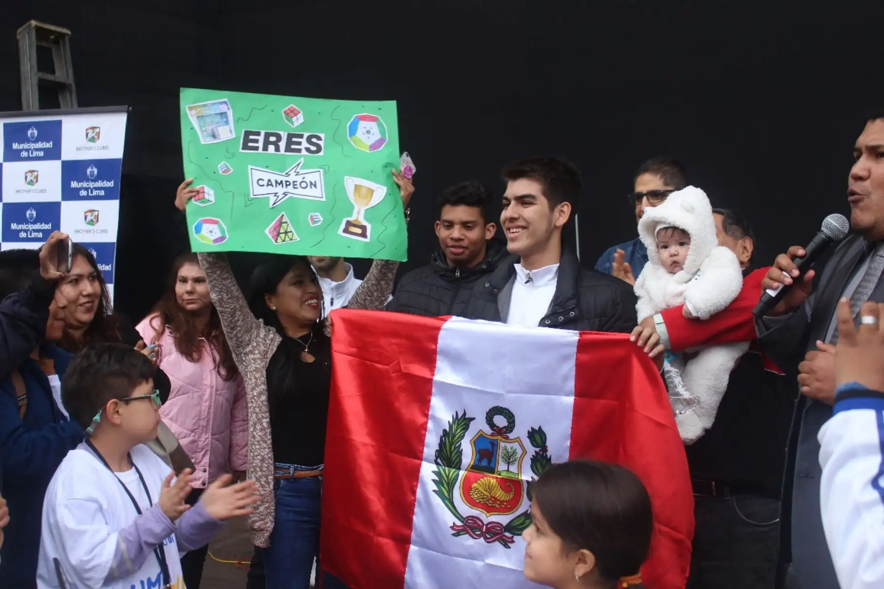 Juan Pablo Huanqui ya tiene un cuarto Record Guinness armando cubos megaminxs.