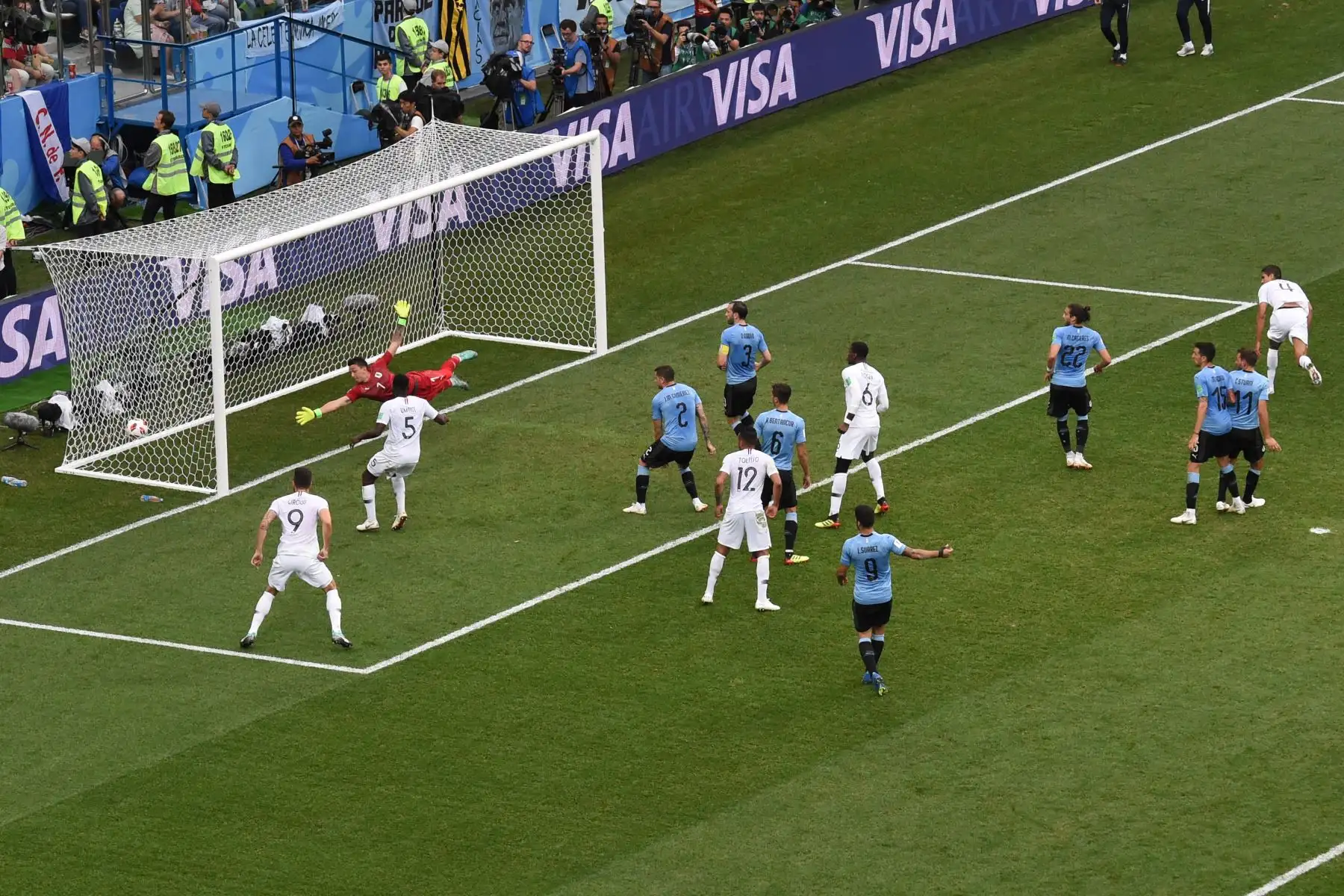 El defensor de Francia Raphael Varane (R) marca un cabezazo durante el partido de cuartos de final de la Copa del Mundo Rusia 2018 entre Uruguay y Francia en el Estadio Nizhny Novgorod en Nizhny Novgorod el 6 de julio de 2018. / AFP