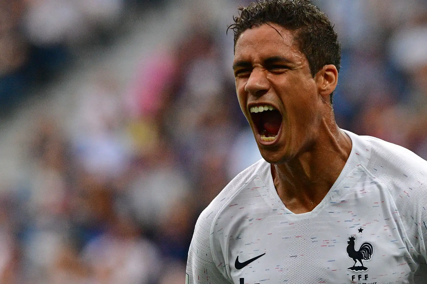 El defensor de Francia Raphael Varane celebra después de anotar el primer partido de cuartos de final de la Copa del Mundo Rusia 2018 entre Uruguay y Francia en el Estadio Nizhny Novgorod en Nizhny Novgorod el 6 de julio de 2018. / AFP
