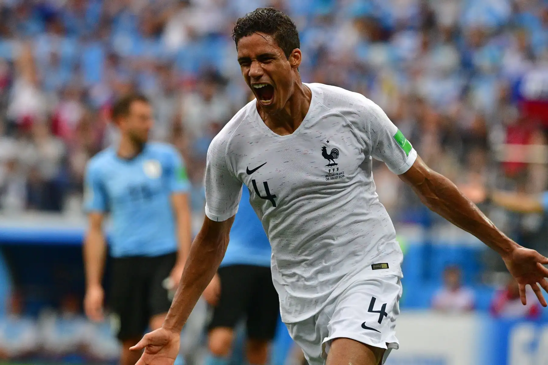 El defensor de Francia Raphael Varane celebra después de anotar el primer partido de cuartos de final de la Copa del Mundo Rusia 2018 entre Uruguay y Francia en el Estadio Nizhny Novgorod en Nizhny Novgorod el 6 de julio de 2018. / AFP