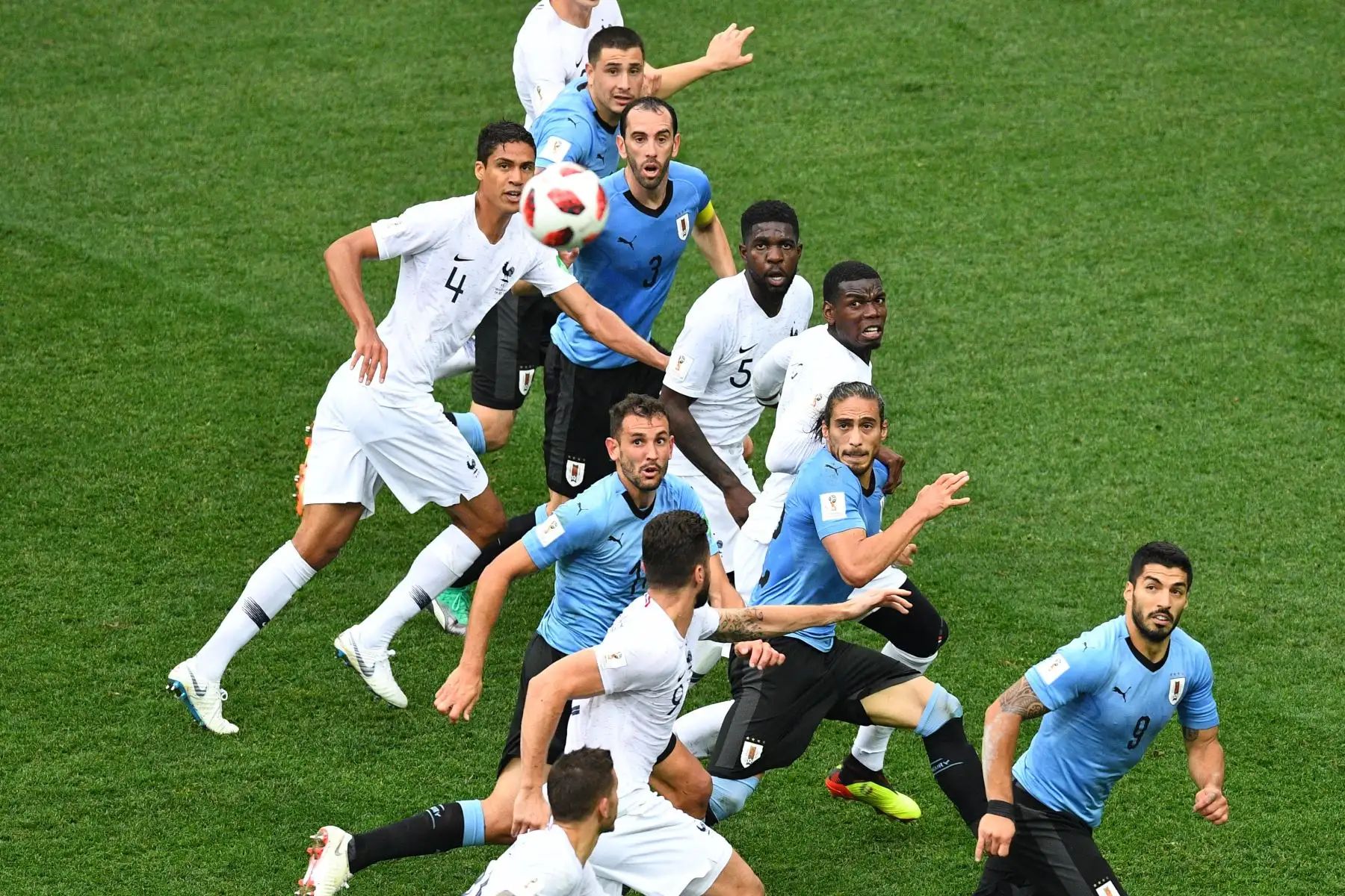 Los jugadores compiten por un cabezazo durante el partido de cuartos de final de la Copa del Mundo Rusia 2018 entre Uruguay y Francia en el Estadio Nizhny Novgorod en Nizhny Novgorod el 6 de julio de 2018.
 / AFP