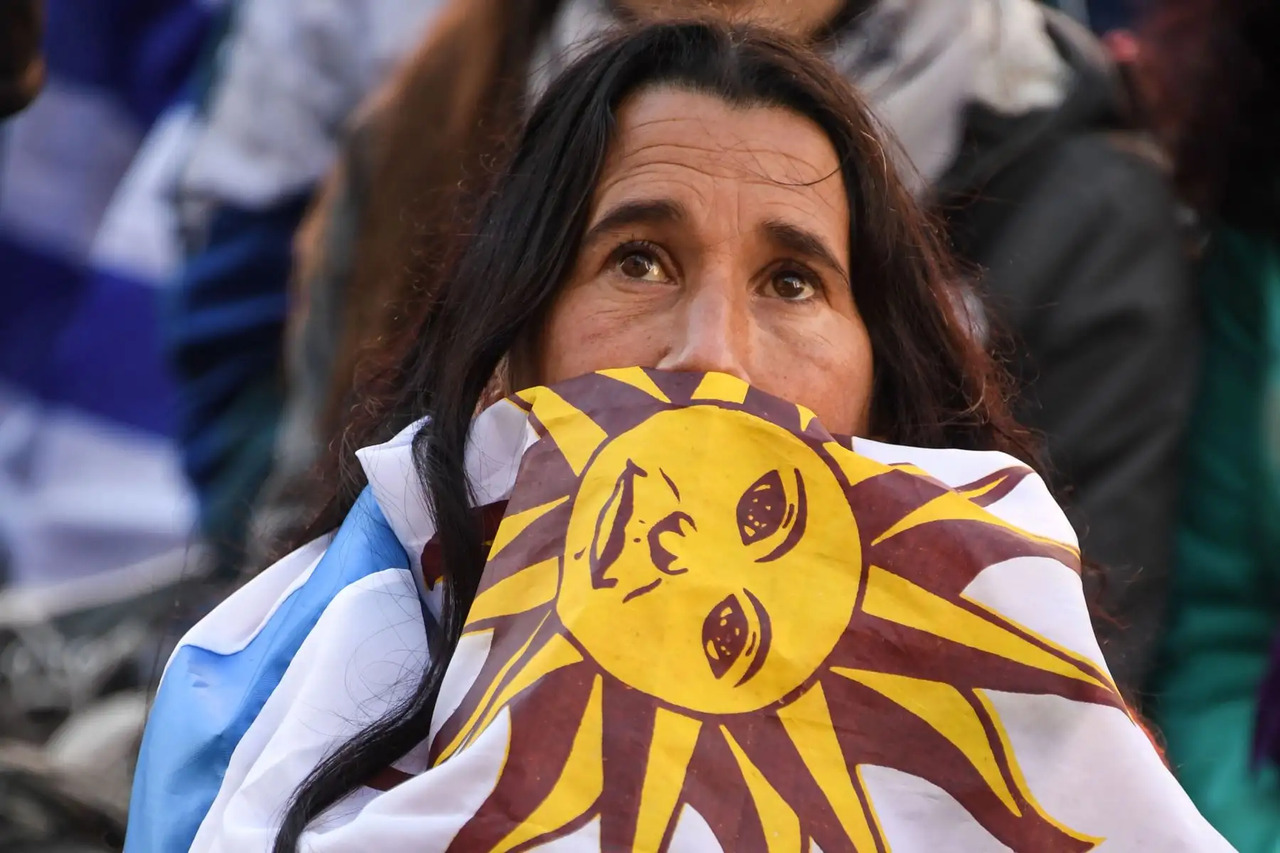 Los fanáticos de Uruguay asisten a la transmisión del partido de fútbol de la Copa Mundial de la FIFA Rusia 2018 Uruguay contra Francia en una pantalla grande en la explanada del Ayuntamiento en Montevideo, el 6 de julio de 2018. / AFP