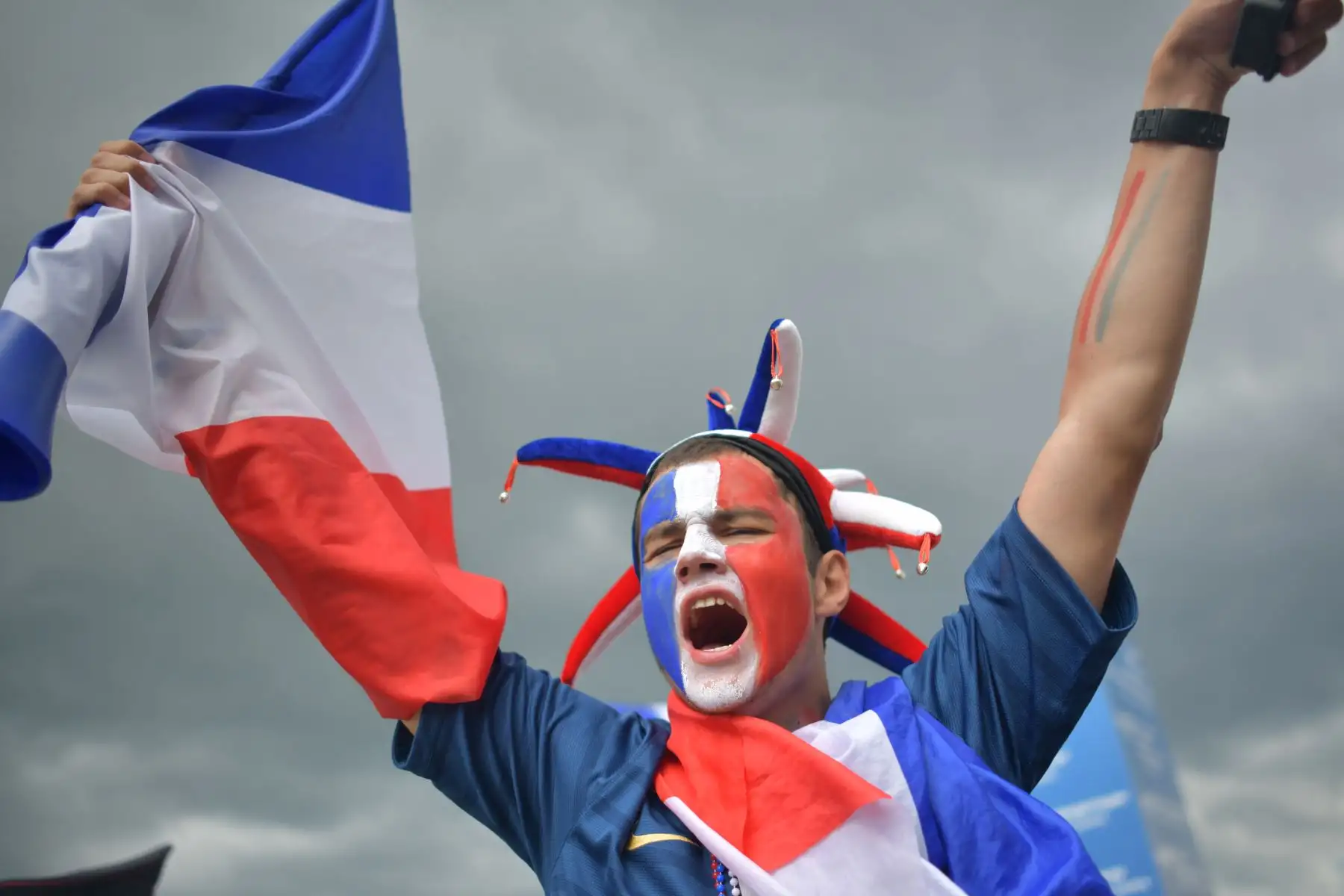Un seguidor de Francia aplaude el partido de fútbol de cuartos de final de la Copa Mundial Rusia 2018 entre Uruguay y Francia en el Estadio Nizhny Novgorod en Nizhny Novgorod el 6 de julio de 2018. / AFP