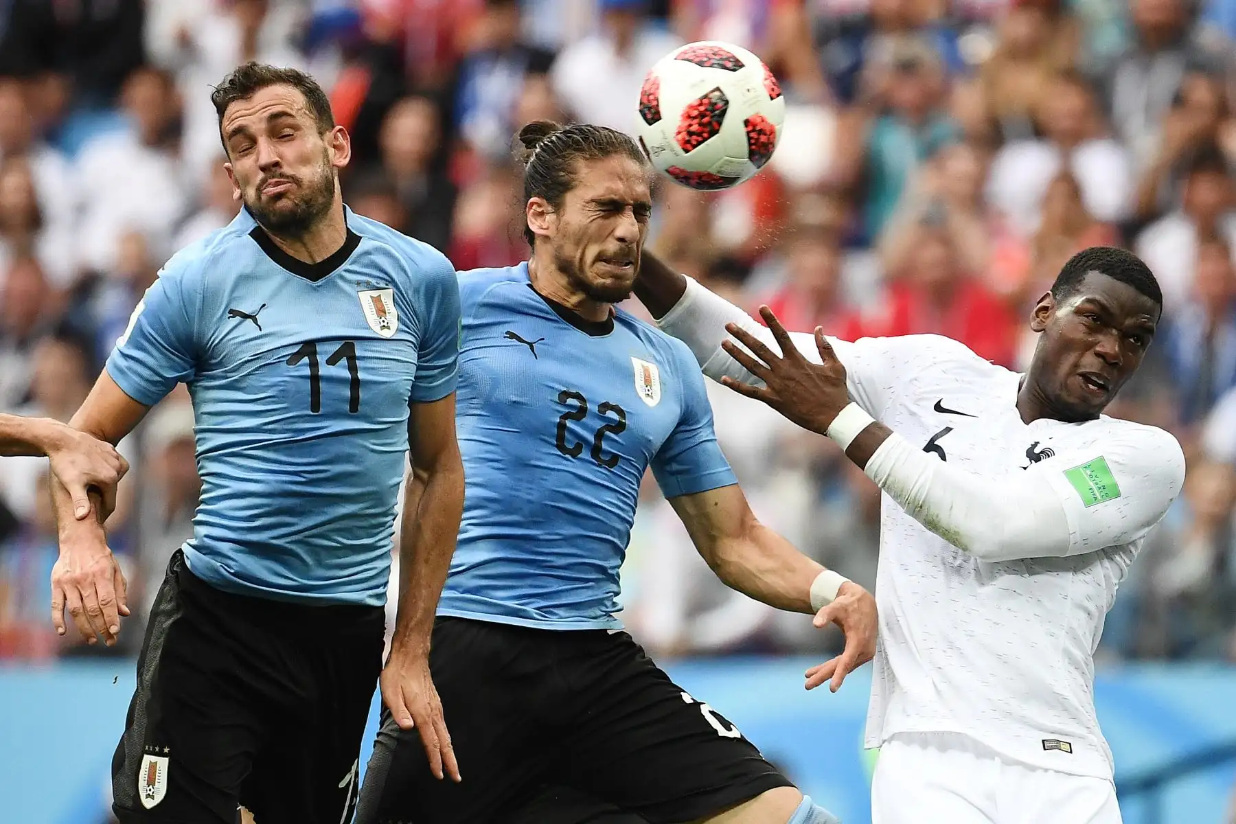 El centrocampista francés Paul Pogba (R) compite con el delantero uruguayo Cristhian Stuani (L) y el defensor uruguayo Martín Cáceres durante el partido de cuartos de final de la Copa del Mundo Rusia 2018 entre Uruguay y Francia en el Estadio Nizhny Novgorod en Nizhny Novgorod el 6 de julio de 2018. / AFP