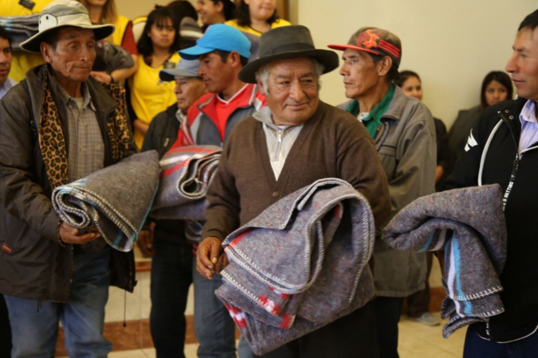 El Gobierno Regional de Ayacucho entregó de bienes de ayuda humanitaria consistente en prendas de abrigo (frazadas y colchas) a los pobladores afectados por las bajas temperaturas que se vienen registrando en el distrito de Querobamba, provincia de Sucre, informó el Indeci al Centro de Operaciones de Emergencia Nacional (COEN).