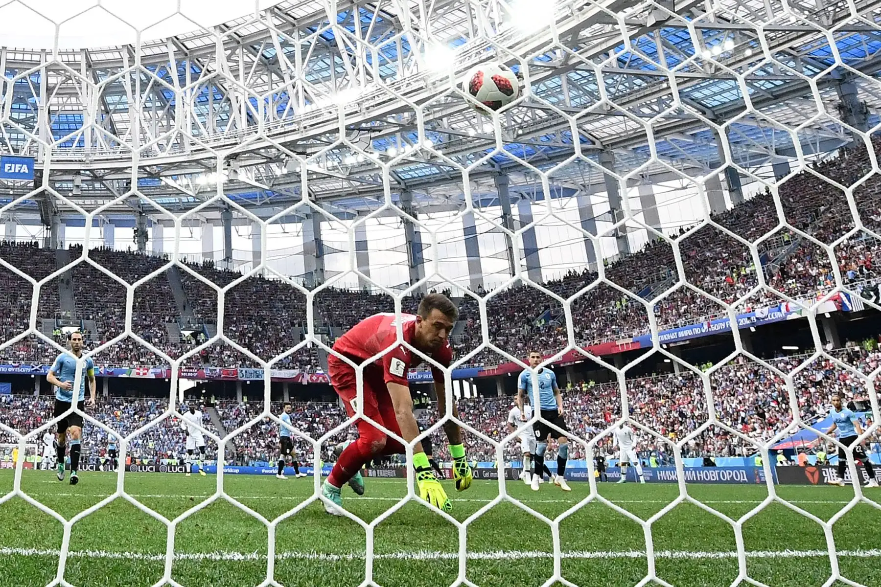 El portero uruguayo Fernando Muslera concede el segundo gol durante el partido de cuartos de final de la Copa Mundial de Rusia 2018 entre Uruguay y Francia en el Estadio Nizhny Novgorod en Nizhny Novgorod el 6 de julio de 2018. / AFP