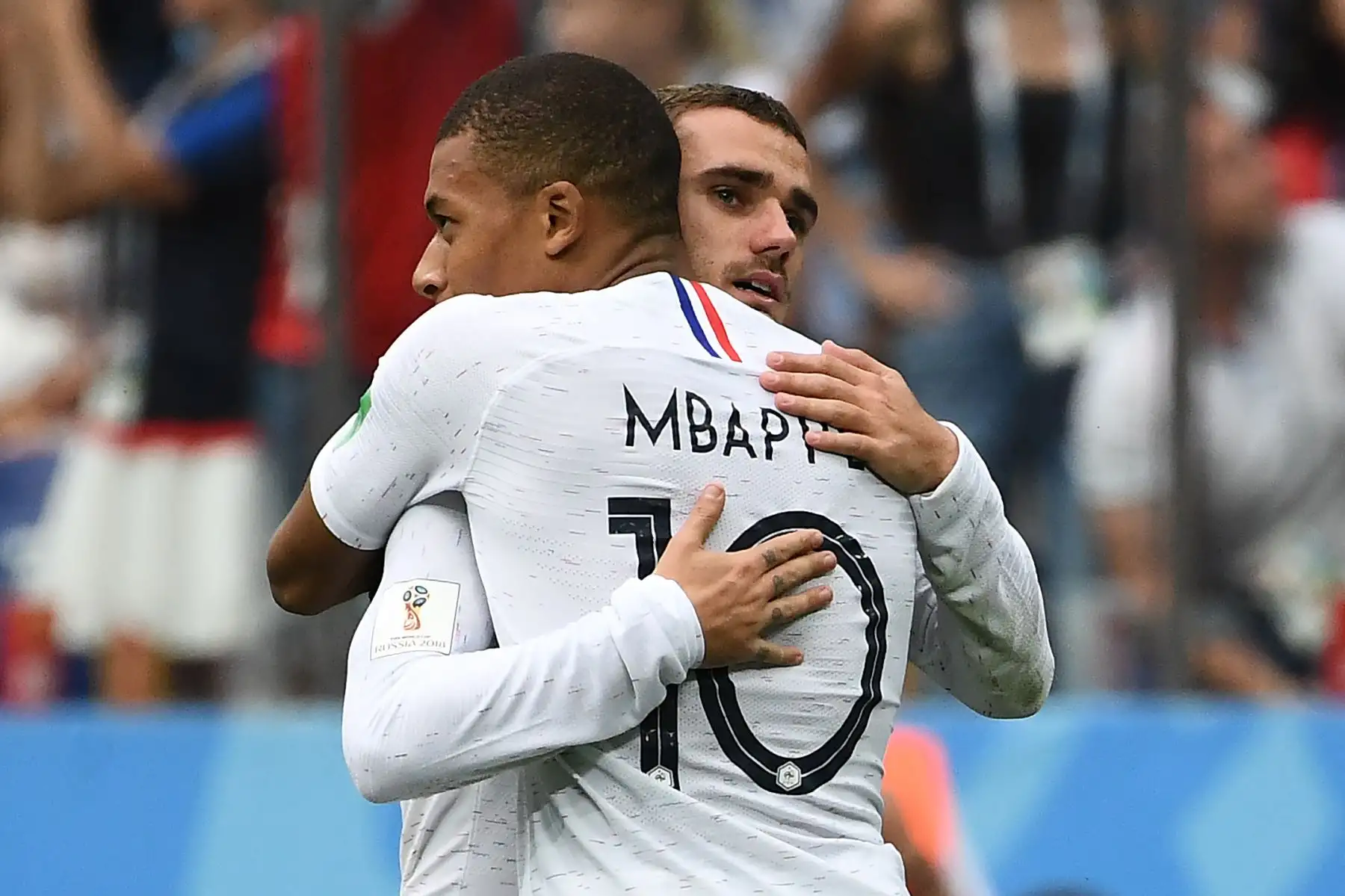 El delantero francés Antoine Griezmann (R) celebra el segundo gol de su equipo con el delantero francés Kylian Mbappe durante el partido de cuartos de final de la Copa del Mundo Rusia 2018 entre Uruguay y Francia en el Estadio Nizhny Novgorod en Nizhny Novgorod el 6 de julio de 2018. / AFP