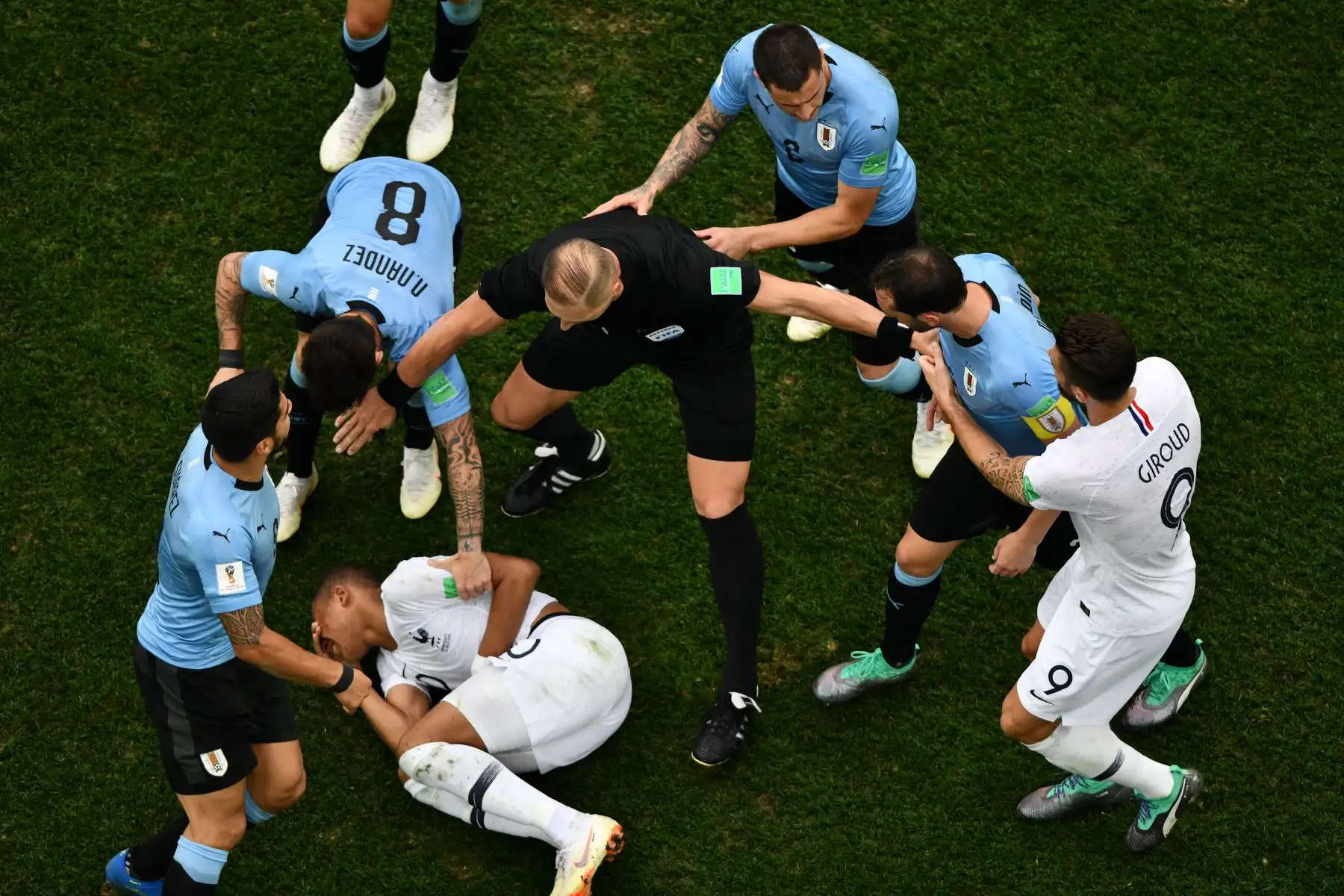 El árbitro argentino Nestor Pitana separa a los jugadores durante el partido de cuartos de final de la Copa del Mundo Rusia 2018 entre Uruguay y Francia en el Estadio Nizhny Novgorod en Nizhny Novgorod el 6 de julio de 2018. / AFP