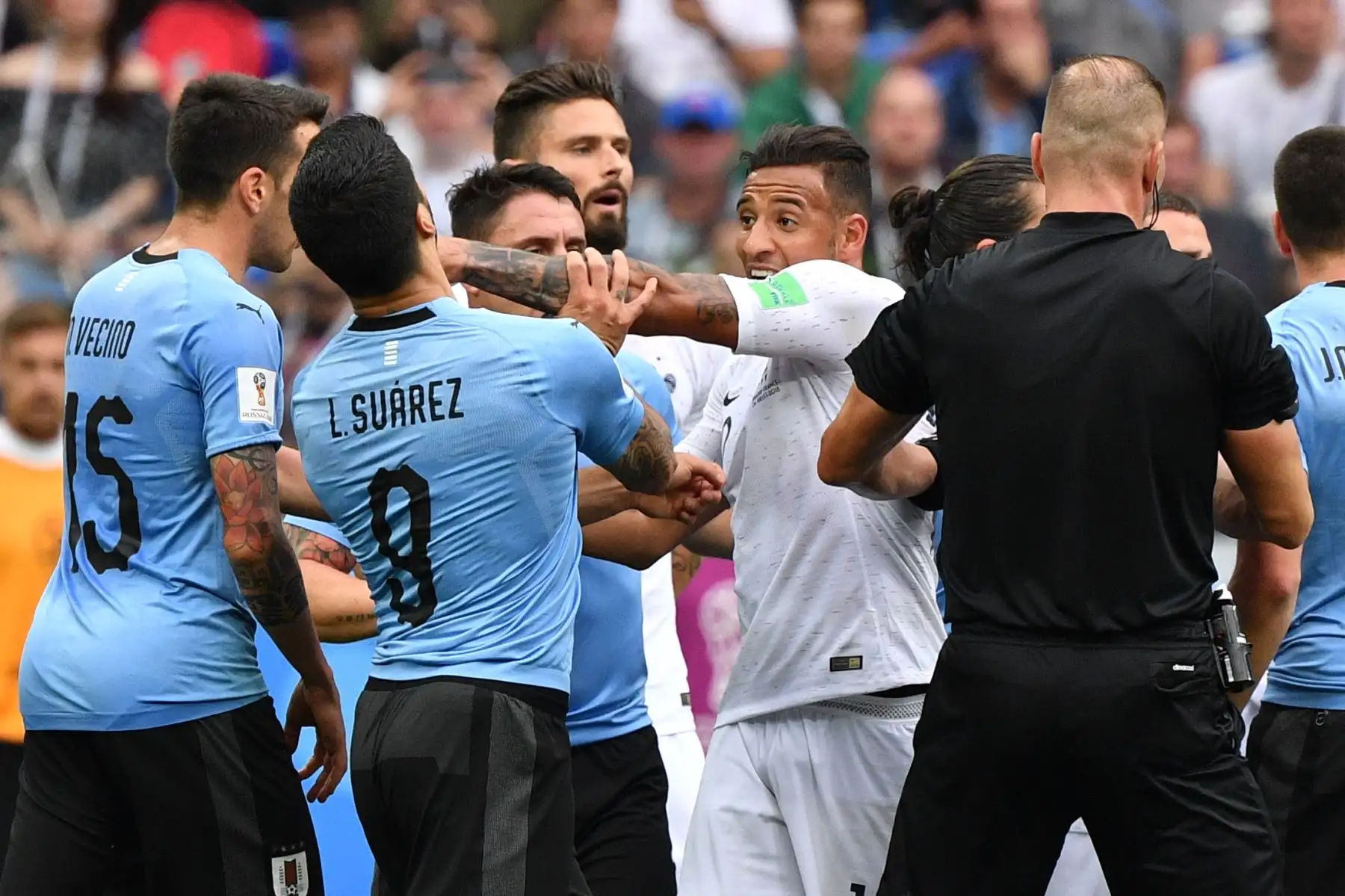 El delantero uruguayo Luis Suárez (2 ° L) se enfrenta al mediocampista francés Corentin Tolisso durante el partido de cuartos de final de la Copa Mundial Rusia 2018 entre Uruguay y Francia en el Estadio Nizhny Novgorod en Nizhny Novgorod el 6 de julio de 2018. / AFP