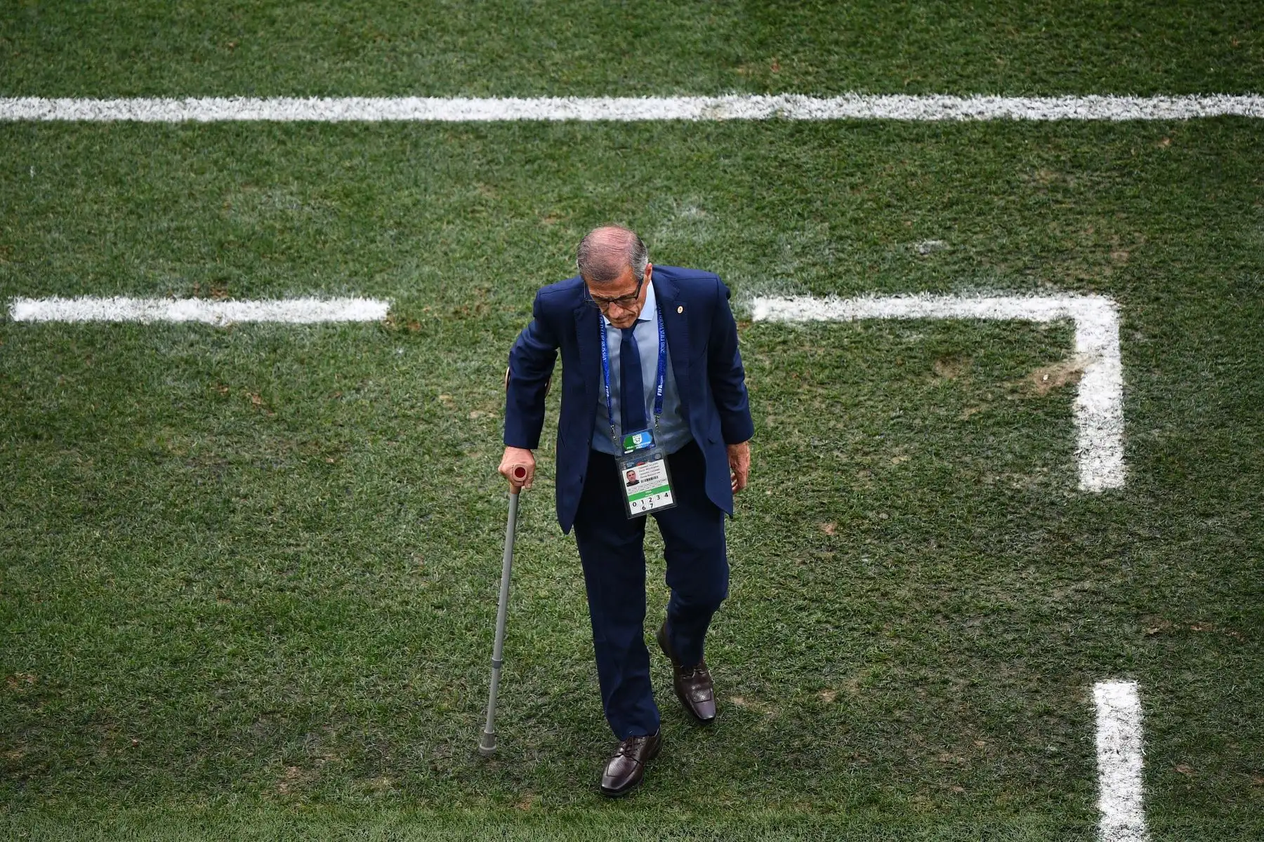 El entrenador uruguayo Oscar Washington Tabarez observa durante el partido de cuartos de final de la Copa Mundial de Rusia 2018 entre Uruguay y Francia en el Estadio Nizhny Novgorod en Nizhny Novgorod el 6 de julio de 2018.
 / AFP
