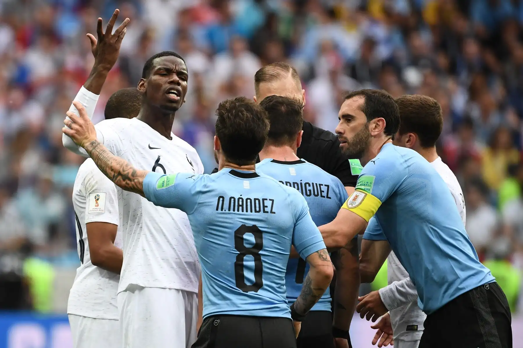 El centrocampista francés Paul Pogba (L) discute con el centrocampista uruguayo Nahitan Nandez (2L) durante el partido de cuartos de final de la Copa del Mundo Rusia 2018 entre Uruguay y Francia en el Estadio Nizhny Novgorod en Nizhny Novgorod el 6 de julio de 2018.
 / AFP