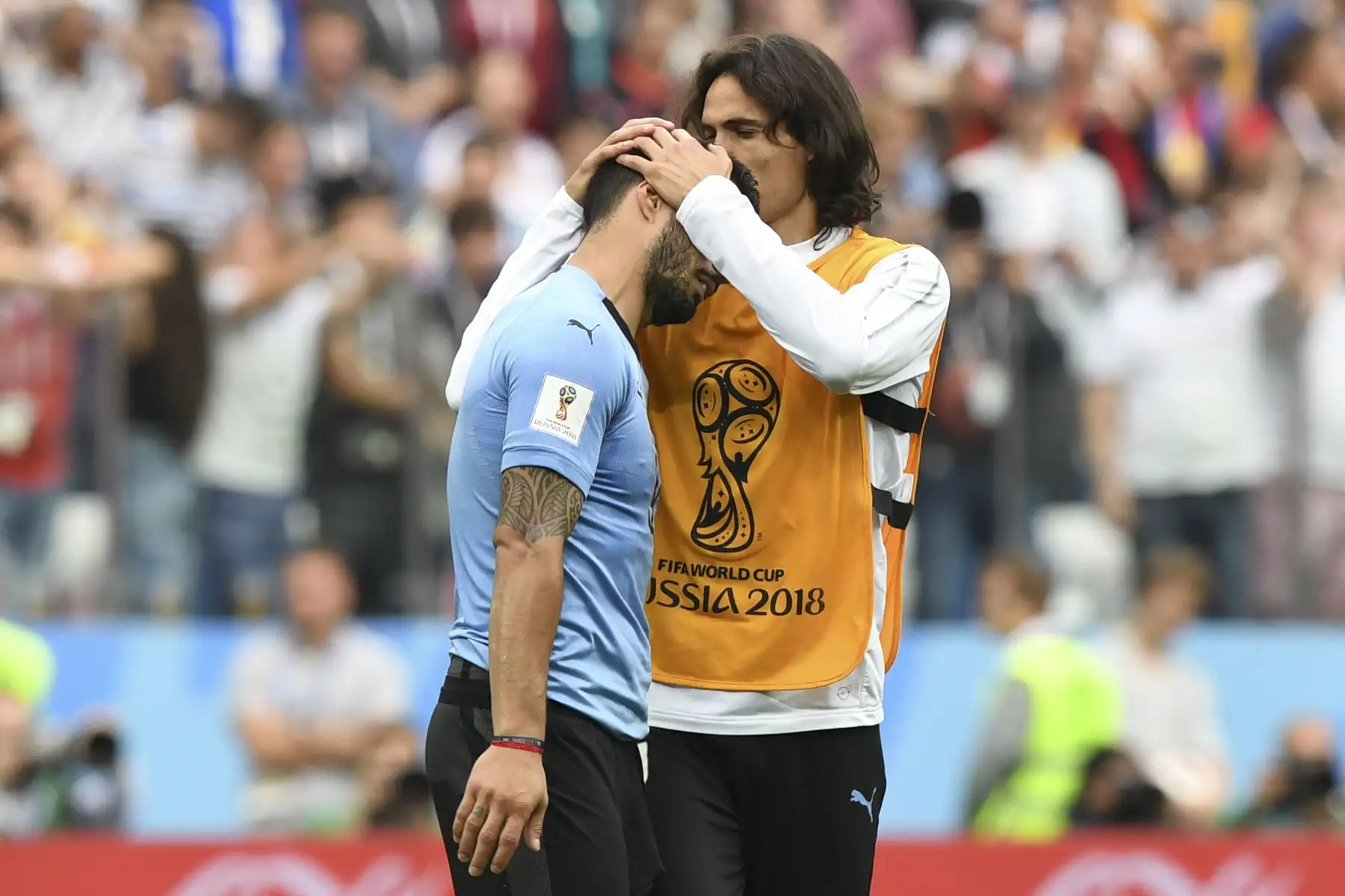 El delantero uruguayo Edinson Cavani (R) consuela al delantero uruguayo Luis Suárez después de que el equipo perdiera el partido de cuartos de final de la Copa Mundial Rusia 2018 entre Uruguay y Francia en el Estadio Nizhny Novgorod en Nizhny Novgorod el 6 de julio de 2018.