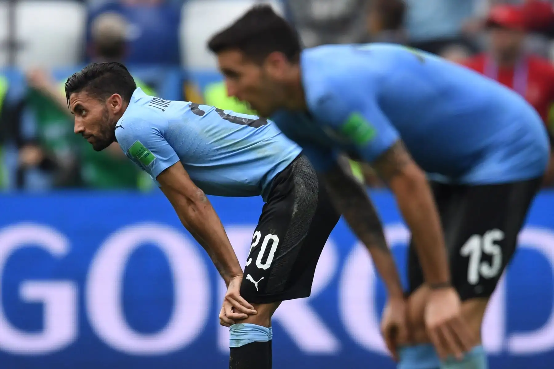 El alero uruguayo Jonathan Urretavizcaya reacciona ante la victoria de Francia al final del partido de cuartos de final de la Copa Mundial Rusia 2018 entre Uruguay y Francia en el Estadio Nizhny Novgorod en Nizhny Novgorod el 6 de julio de 2018. / AFP