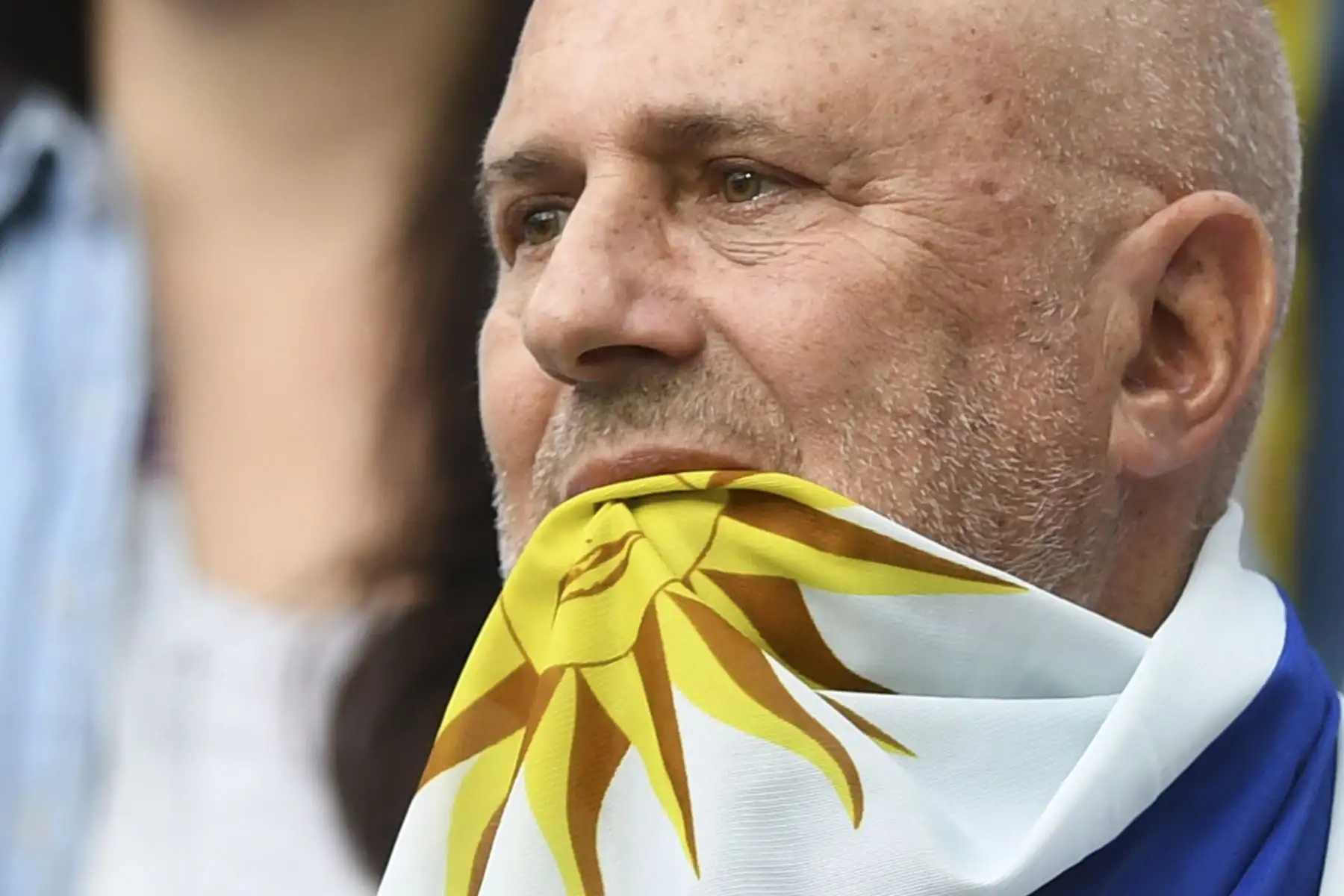 Un seguidor de Uruguay reacciona luego de que el equipo perdiera el partido de cuartos de final de la Copa Mundial de Rusia 2018 entre Uruguay y Francia en el Estadio Nizhny Novgorod en Nizhny Novgorod el 6 de julio de 2018. / AFP