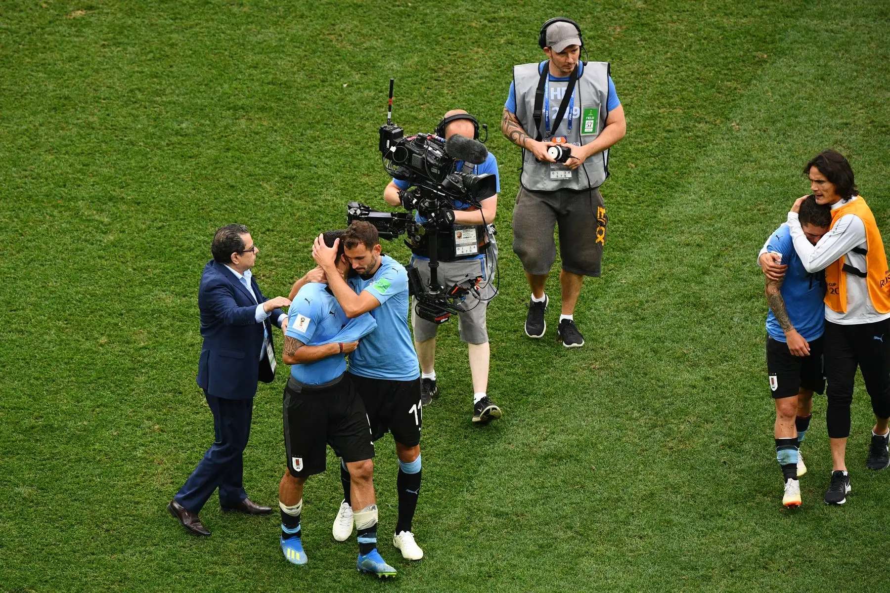 Los jugadores uruguayos consuelan a sus compañeros después de su derrota durante el partido de cuartos de final de la Copa del Mundo Rusia 2018 entre Uruguay y Francia en el Estadio Nizhny Novgorod en Nizhny Novgorod el 6 de julio de 2018.AFP