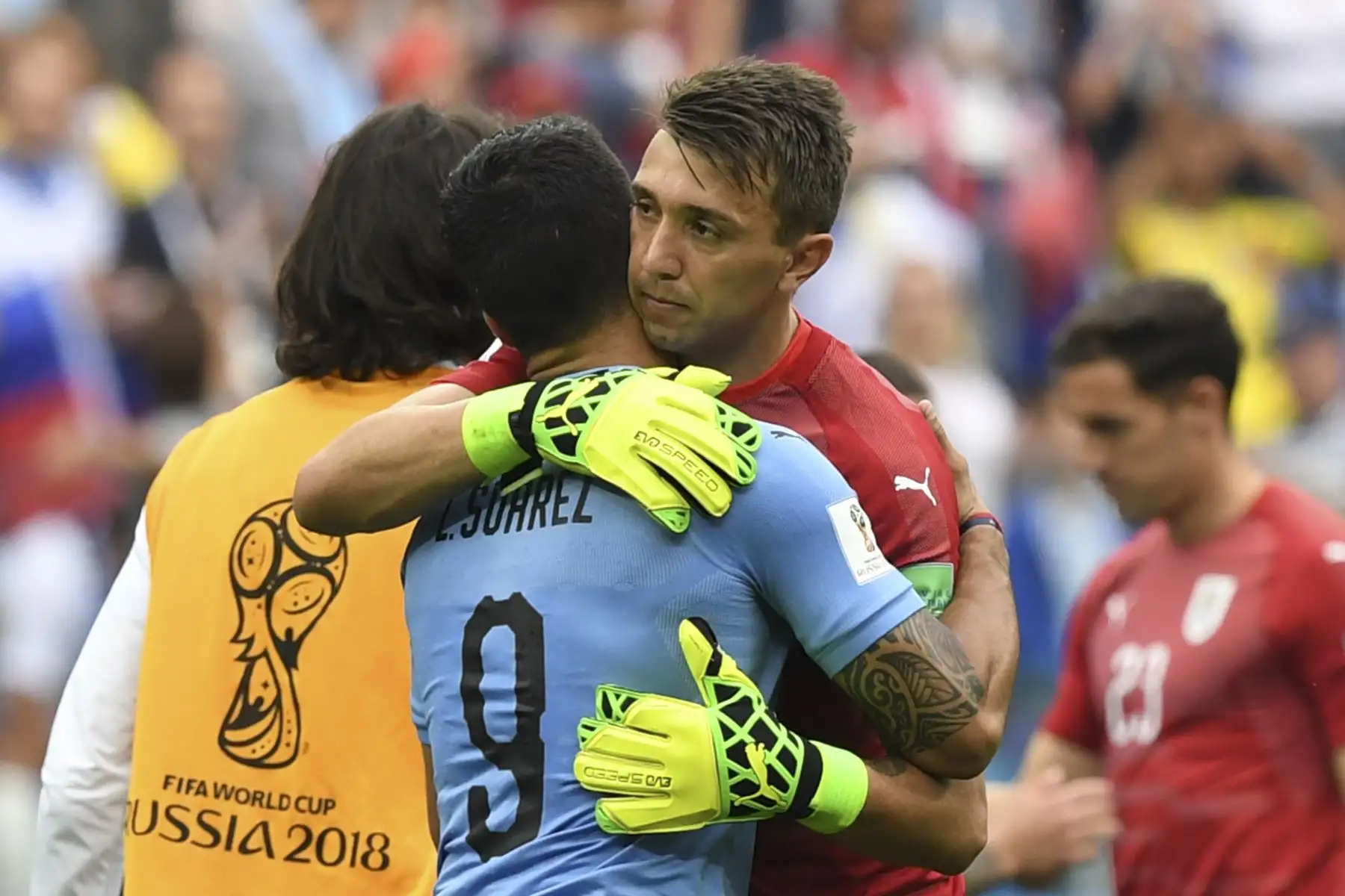 El delantero uruguayo Luis Suárez y el portero uruguayo Fernando Muslera se abrazan después de que el equipo perdiera el partido de cuartos de final de la Copa Mundial Rusia 2018 entre Uruguay y Francia en el Estadio Nizhny Novgorod en Nizhny Novgorod el 6 de julio de 2018. / AFP