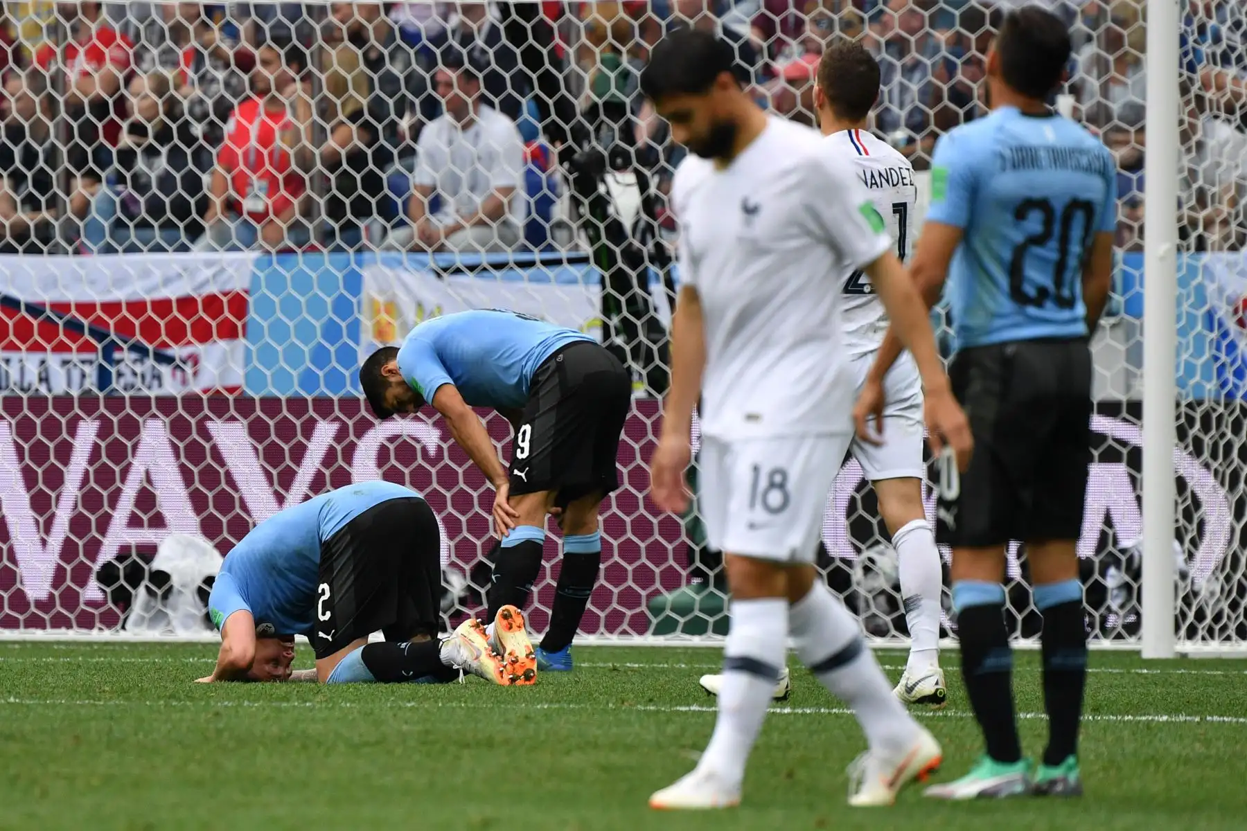 El defensa uruguayo José Giménez (L) y el delantero uruguayo Luis Suárez (2 ° L) reaccionan durante el partido de cuartos de final de la Copa Mundial Rusia 2018 entre Uruguay y Francia en el Estadio Nizhny Novgorod en Nizhny Novgorod el 6 de julio de 2018. / AFP