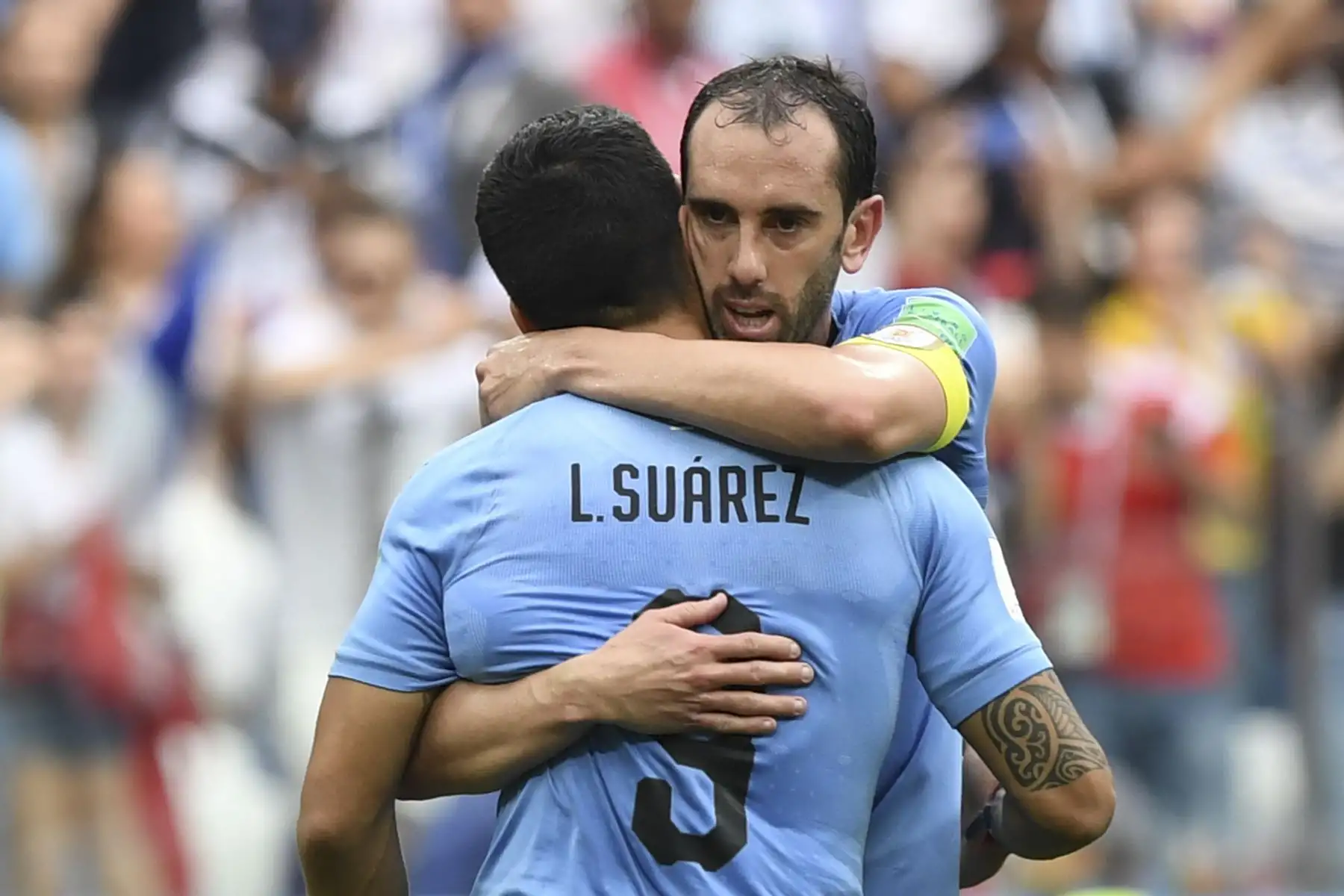 El defensor uruguayo Diego Godin abraza al delantero uruguayo Luis Suárez después de que el equipo perdiera el partido de cuartos de final de la Copa Mundial Rusia 2018 entre Uruguay y Francia en el Estadio Nizhny Novgorod en Nizhny Novgorod el 6 de julio de 2018. / AFP
