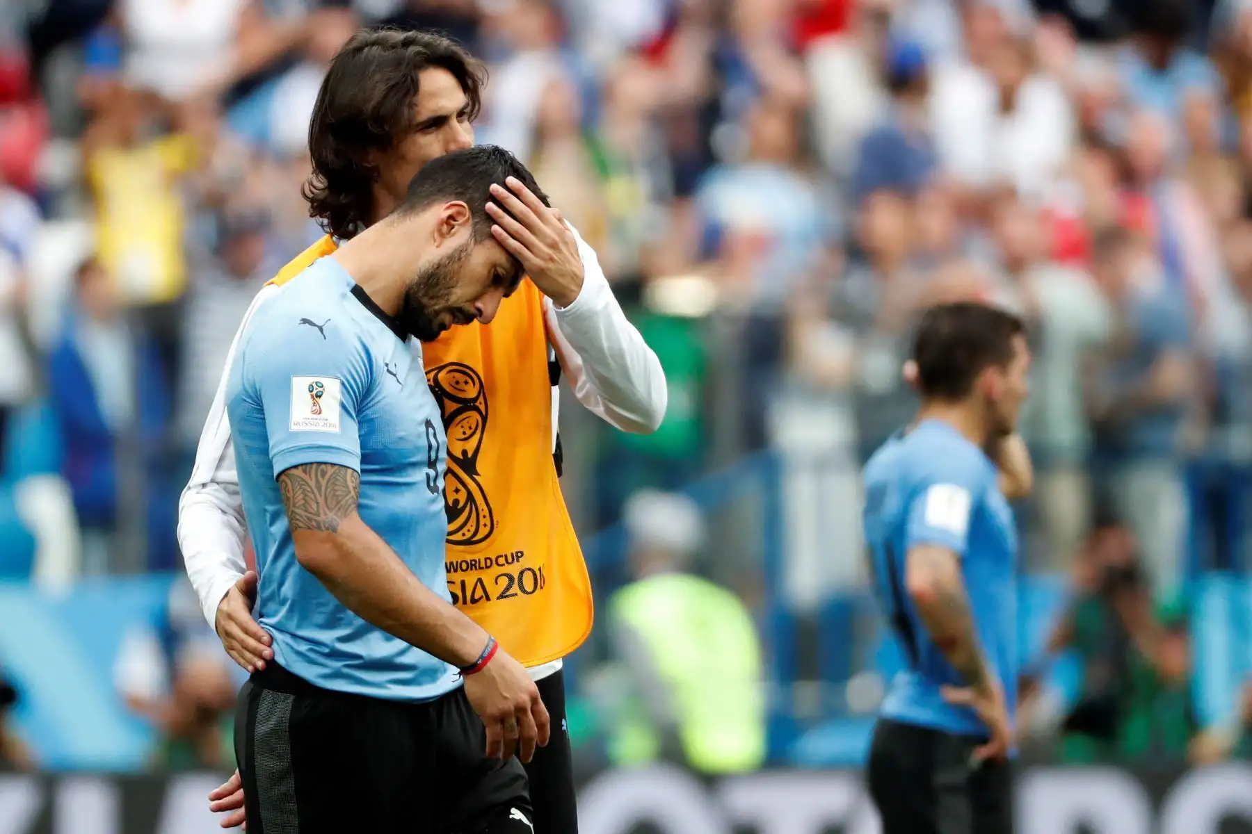 El delantero uruguayo Edinson Cavani (2-i) besa al delantero uruguayo Luis Suárez (i) tras el partido Uruguay-Francia, de cuartos de final del Mundial de Fútbol de Rusia 2018. Foto: EFE