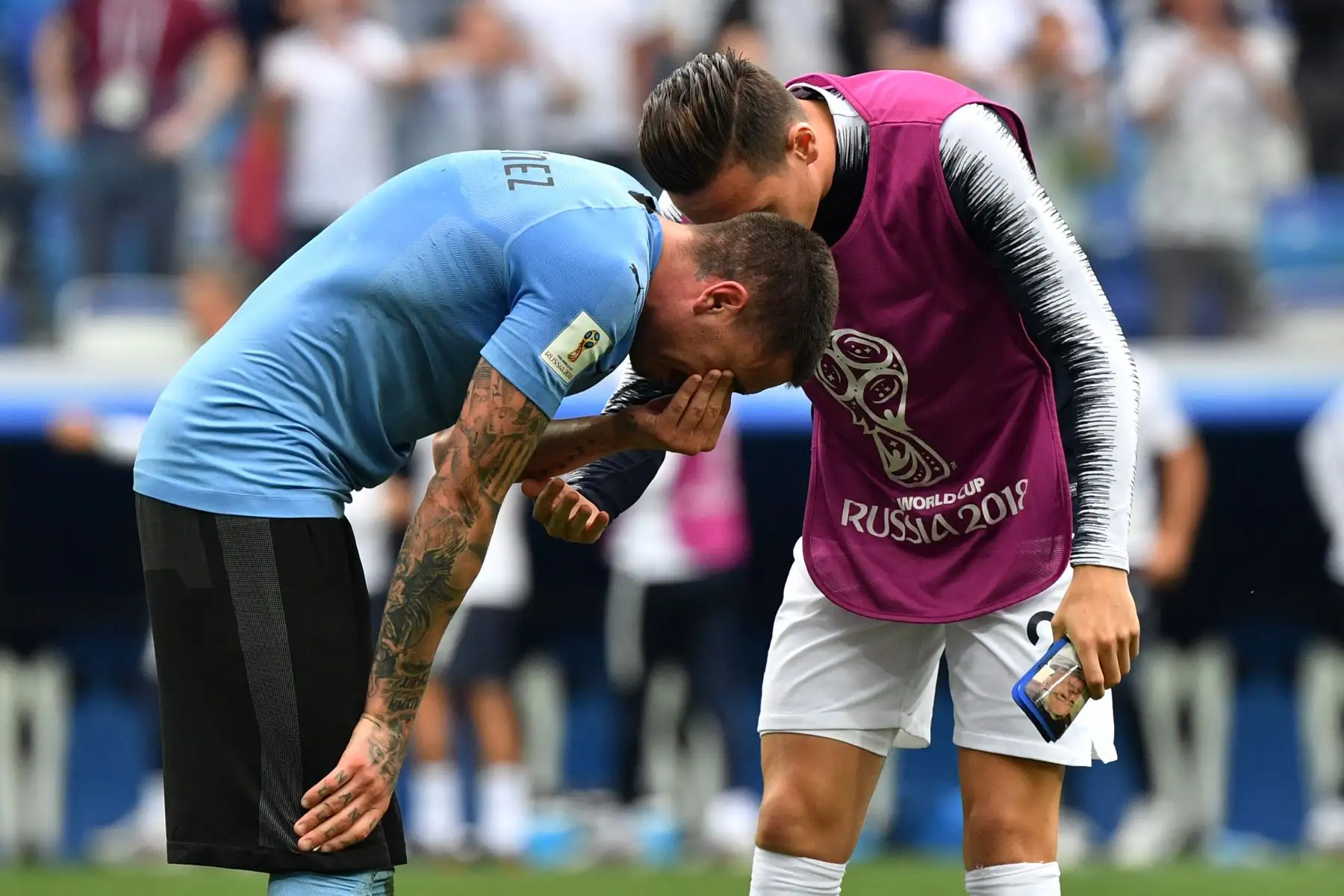 El delantero francés Florian Thauvin (R) consuela al defensor uruguayo José Giménez durante el partido de cuartos de final de la Copa Mundial Rusia 2018. AFP