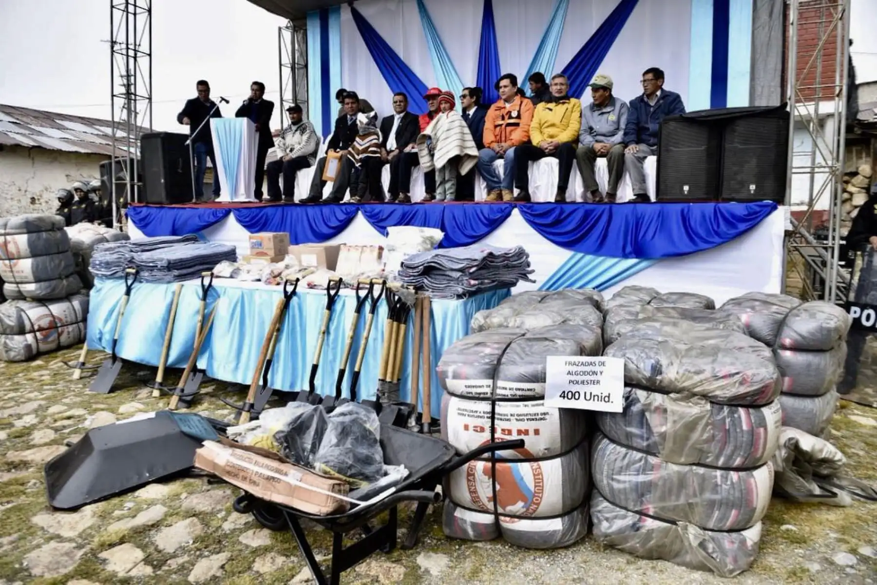 El ministro del Interior, Mauro Medina, entregó hoy 400 frazadas y herramientas en la comunidad campesina de Pacoyán, distrito de Simón Bolívar, región Pasco, como parte de la segunda jornada de entrega de ayuda humanitaria por parte del Ejecutivo a las poblaciones afectadas por las bajas temperaturas.