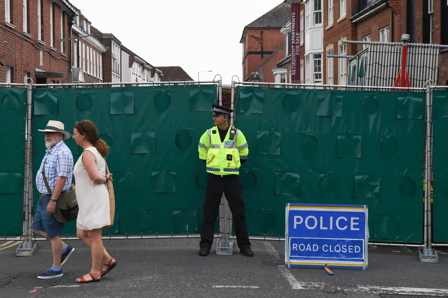 Policía resguarda una calle en Amesbury Foto: AFP