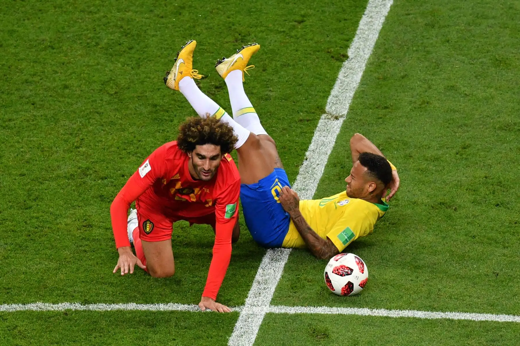 El mediocampista belga Marouane Fellaini (L) comete una falta contra el delantero brasileño Neymar durante el partido de cuartos de final de la Copa Mundial Rusia 2018 entre Brasil y Bélgica en el Kazan Arena en Kazán el 6 de julio de 2018. / AFP