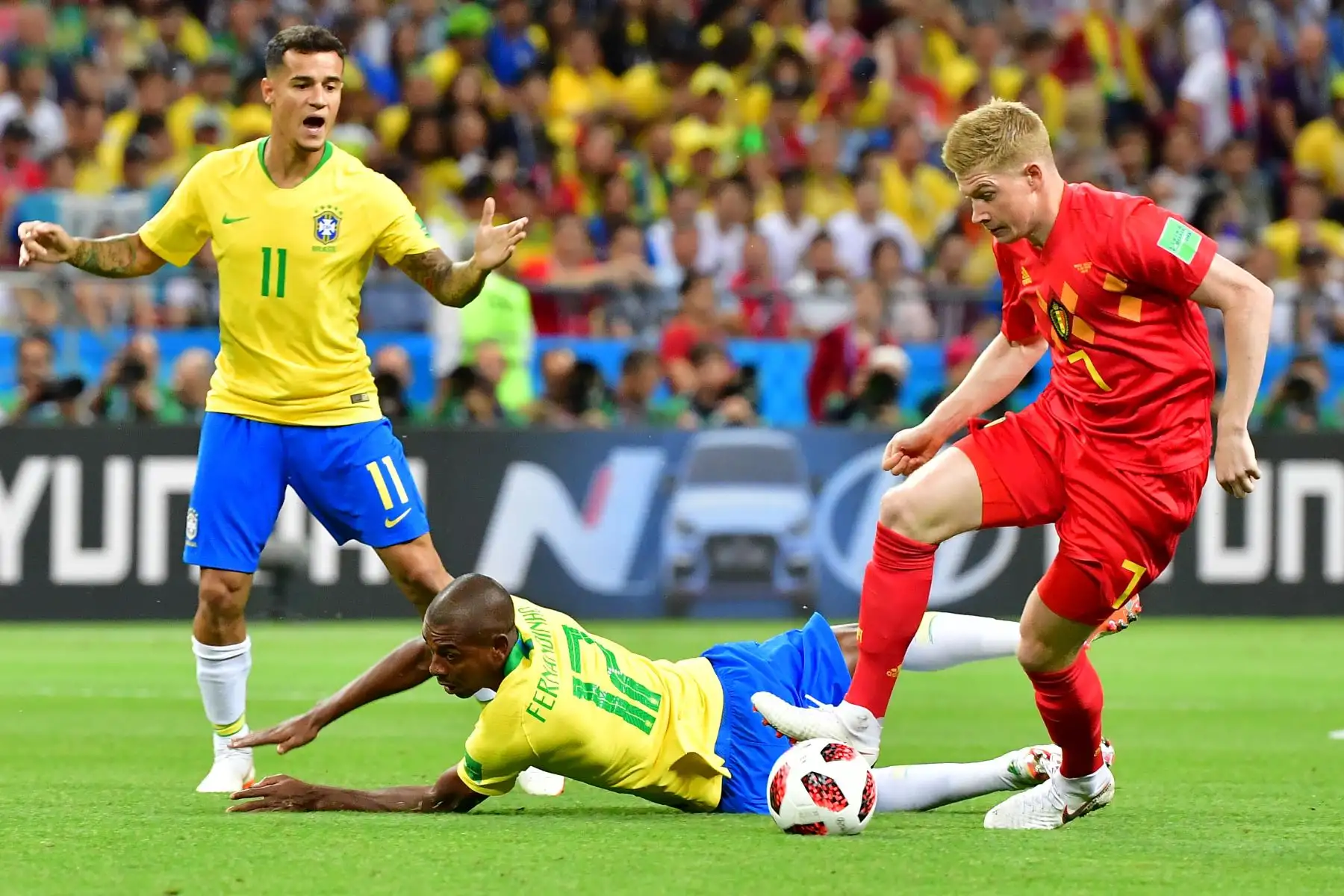 El mediocampista brasileño Fernandinho (C) y el delantero brasileño Philippe Coutinho (L) compiten por el balón con el centrocampista belga Kevin De Bruyne (R) durante el partido de cuartos de final de la Copa Mundial de Rusia 2018 entre Brasil y Bélgica en el Kazan Arena en Kazán en julio 6, 2018. / AFP