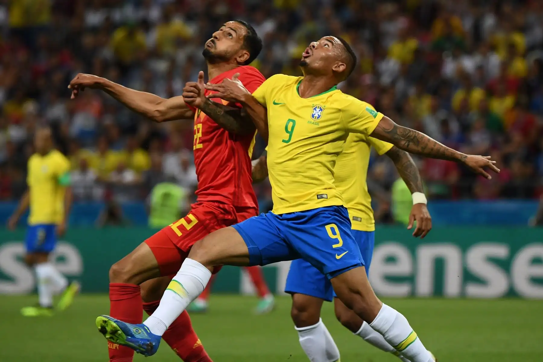 El delantero brasileño Gabriel Jesus (R) compite por el balón con el centrocampista belga Nacer Chadli durante el partido de cuartos de final de la Copa del Mundo Rusia 2018 entre Brasil y Bélgica en el Kazan Arena en Kazán el 6 de julio de 2018. / AFP