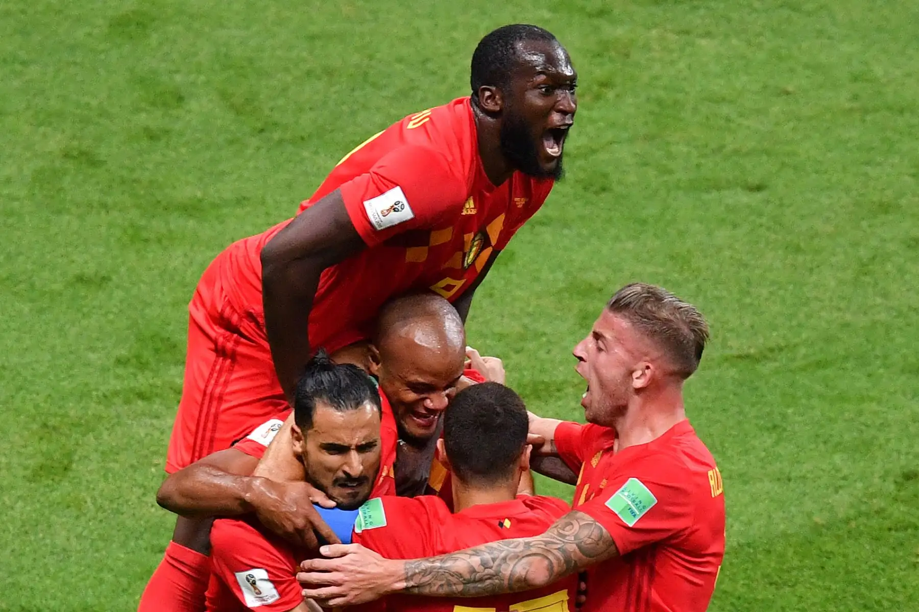 El delantero belga Romelu Lukaku salta sobre sus compañeros de equipo para celebrar el gol de Brasil durante el partido de cuartos de final de la Copa del Mundo Rusia 2018 entre Brasil y Bélgica en el Kazan Arena de Kazan el 6 de julio de 2018. / AFP