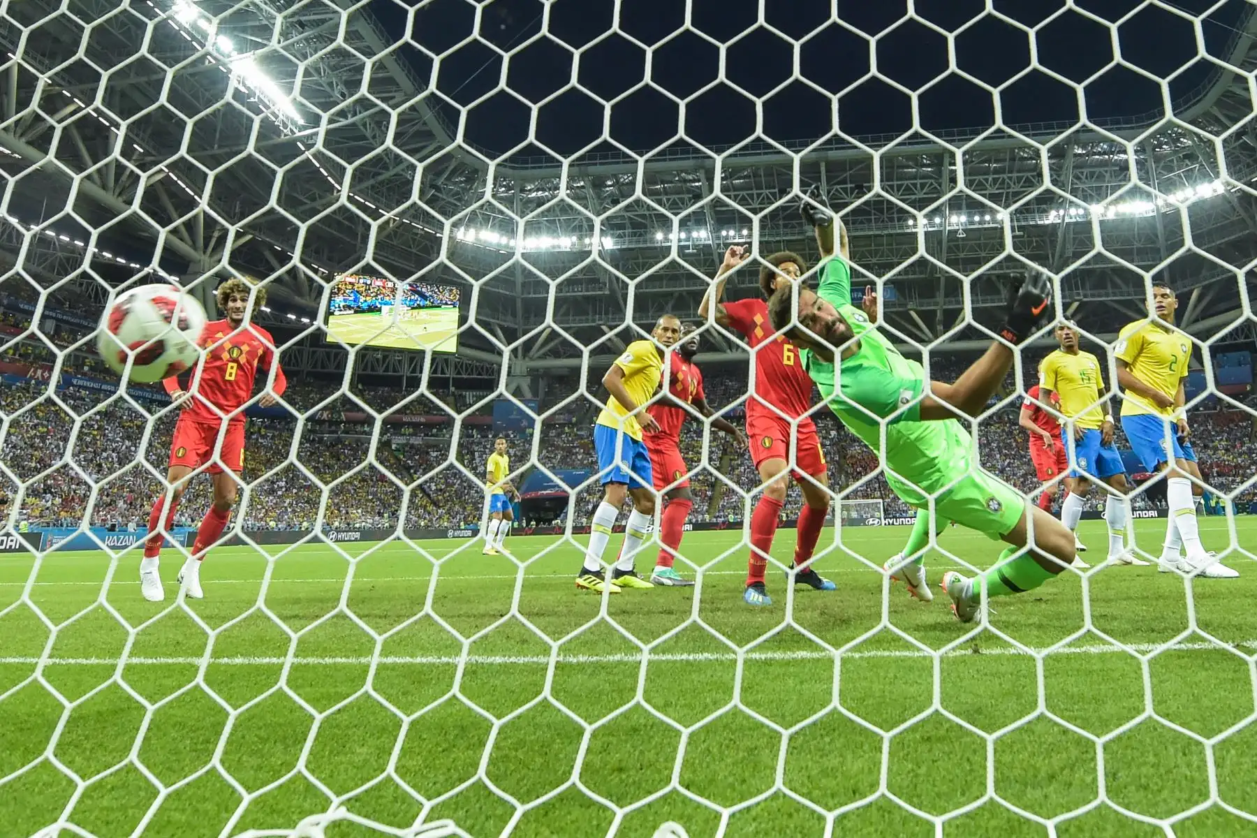 El portero brasileño Alisson (3R) se zambulle y marca el gol de apertura durante el partido de cuartos de final de la Copa Mundial Rusia 2018 entre Brasil y Bélgica en el Kazan Arena en Kazán el 6 de julio de 2018. / AFP