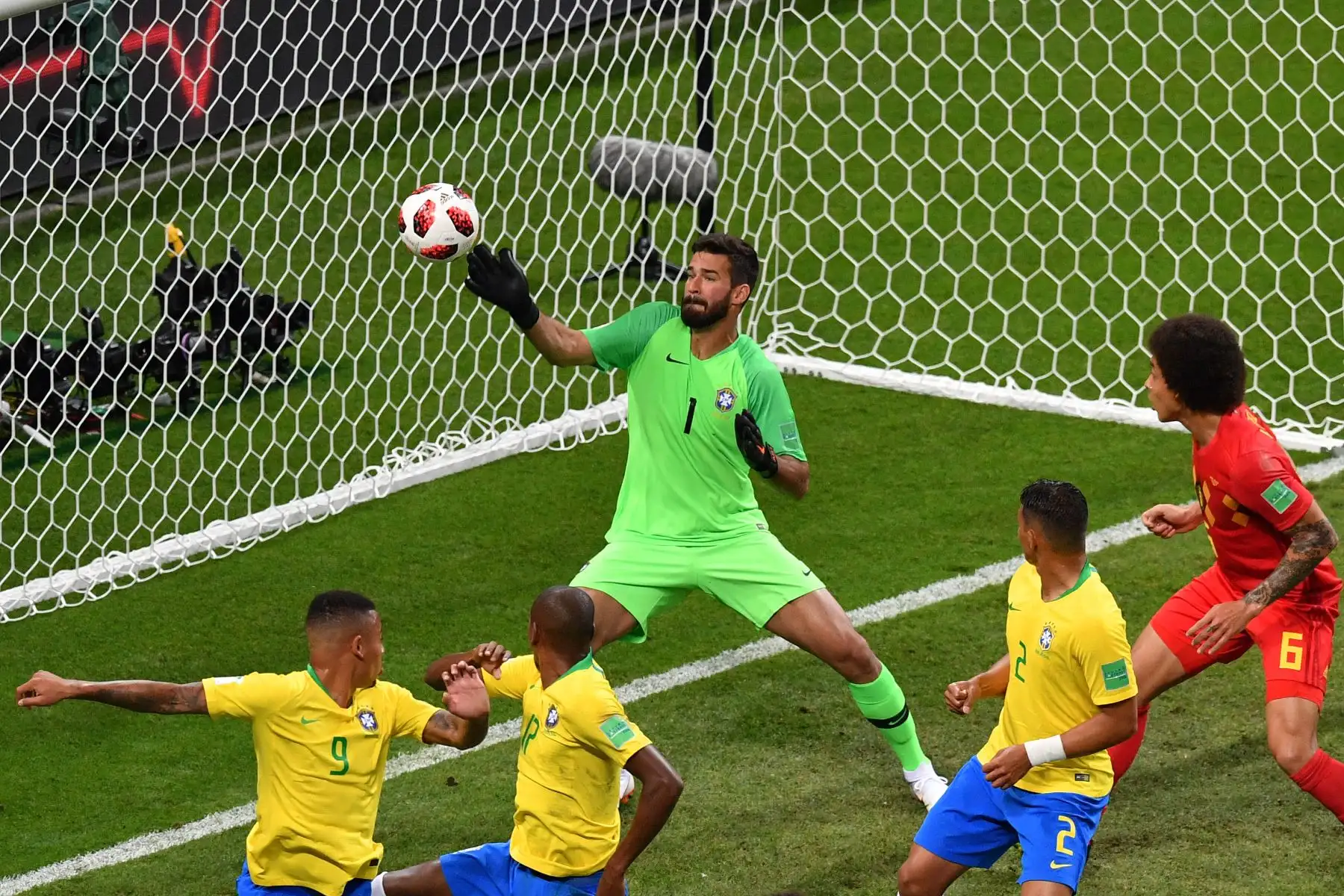 El mediocampista brasileño Fernandinho (2L) anota un gol en el partido de cuartos de final de la Copa Mundial Rusia 2018 entre Brasil y Bélgica en el Kazan Arena en Kazán el 6 de julio de 2018. / AFP