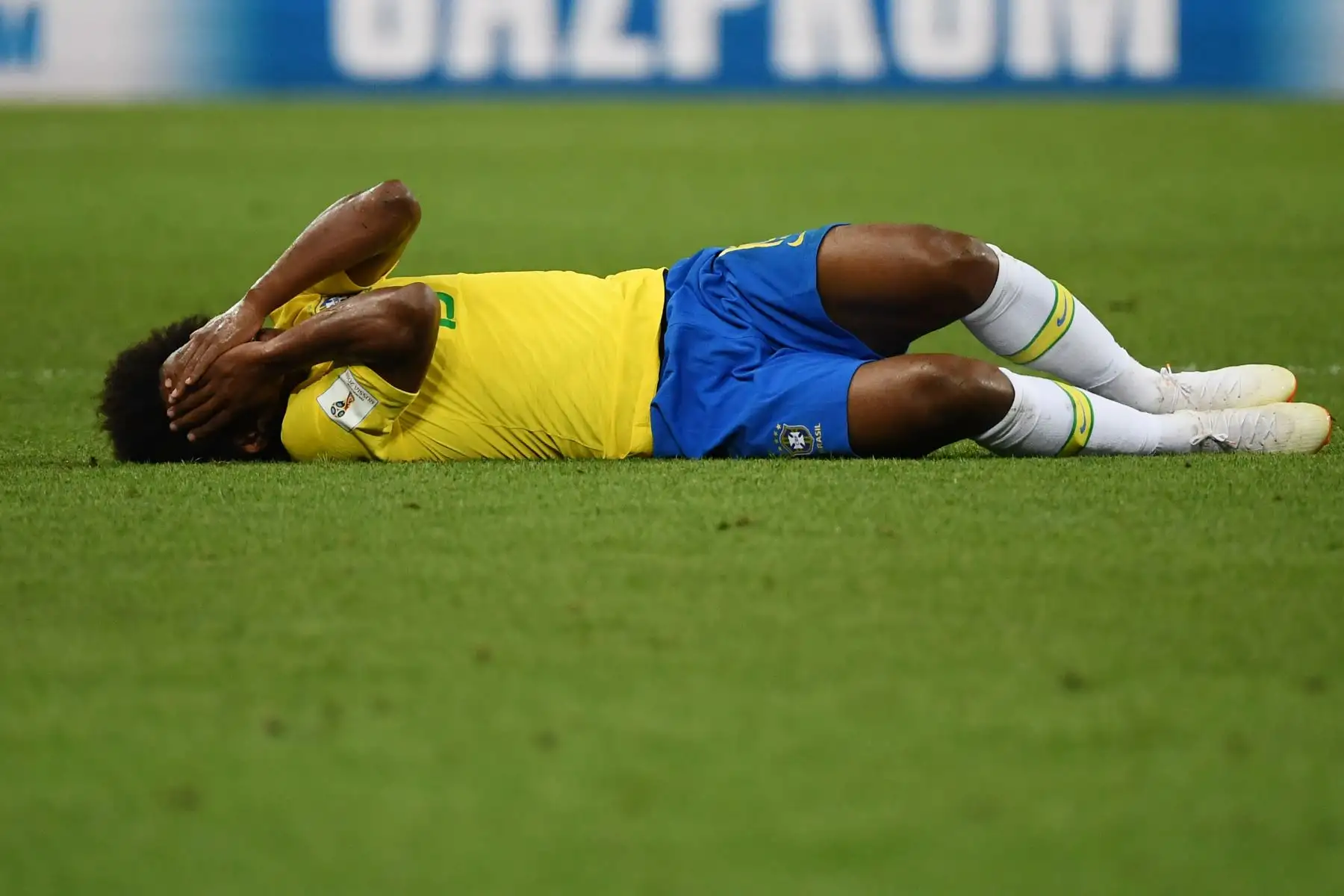 El delantero brasileño Willian reacciona después de un desafío durante el partido de fútbol de cuartos de final de la Copa Mundial Rusia 2018 entre Brasil y Bélgica en el Kazan Arena en Kazán el 6 de julio de 2018. / AFP