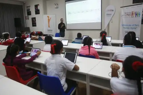 Sinfonia por el Perú cuenta con Núcleo Digital, el único de los 21 que tiene. Usa herramientas de comunicación para enseñar música a niños y niñas de Ate y El Agustino. ANDINA/Jhony Laurente
