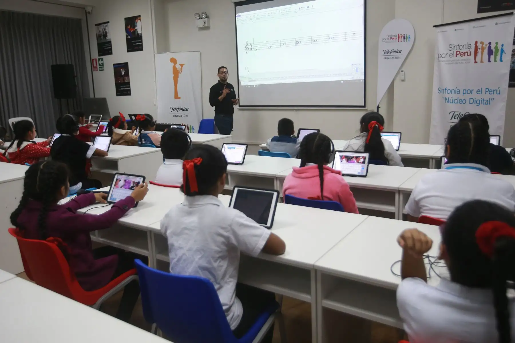 Sinfonia por el Perú cuenta con Núcleo Digital, el único de los 21 que tiene. Usa herramientas de comunicación para enseñar música a niños y niñas de Ate y El Agustino. ANDINA/Jhony Laurente