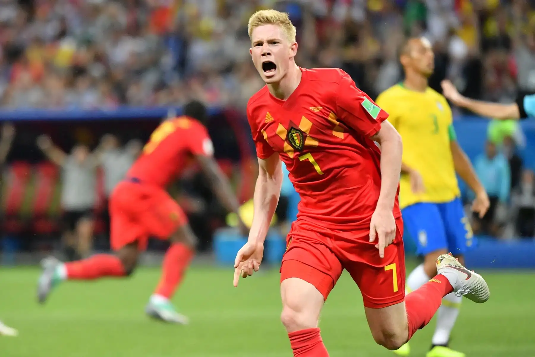 El centrocampista belga Kevin De Bruyne celebra después de anotar el segundo gol de su equipo durante el partido de cuartos de final de la Copa Mundial Rusia 2018 entre Brasil y Bélgica en el Kazan Arena en Kazán el 6 de julio de 2018. / AFP