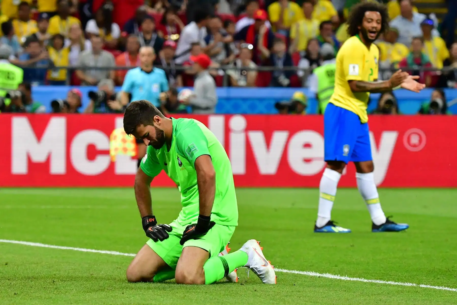 El portero brasileño Alisson (L) reacciona después de tomar un segundo gol durante el partido de cuartos de final de la Copa Mundial de Rusia 2018 entre Brasil y Bélgica en el Kazan Arena en Kazán el 6 de julio de 2018. / AFP