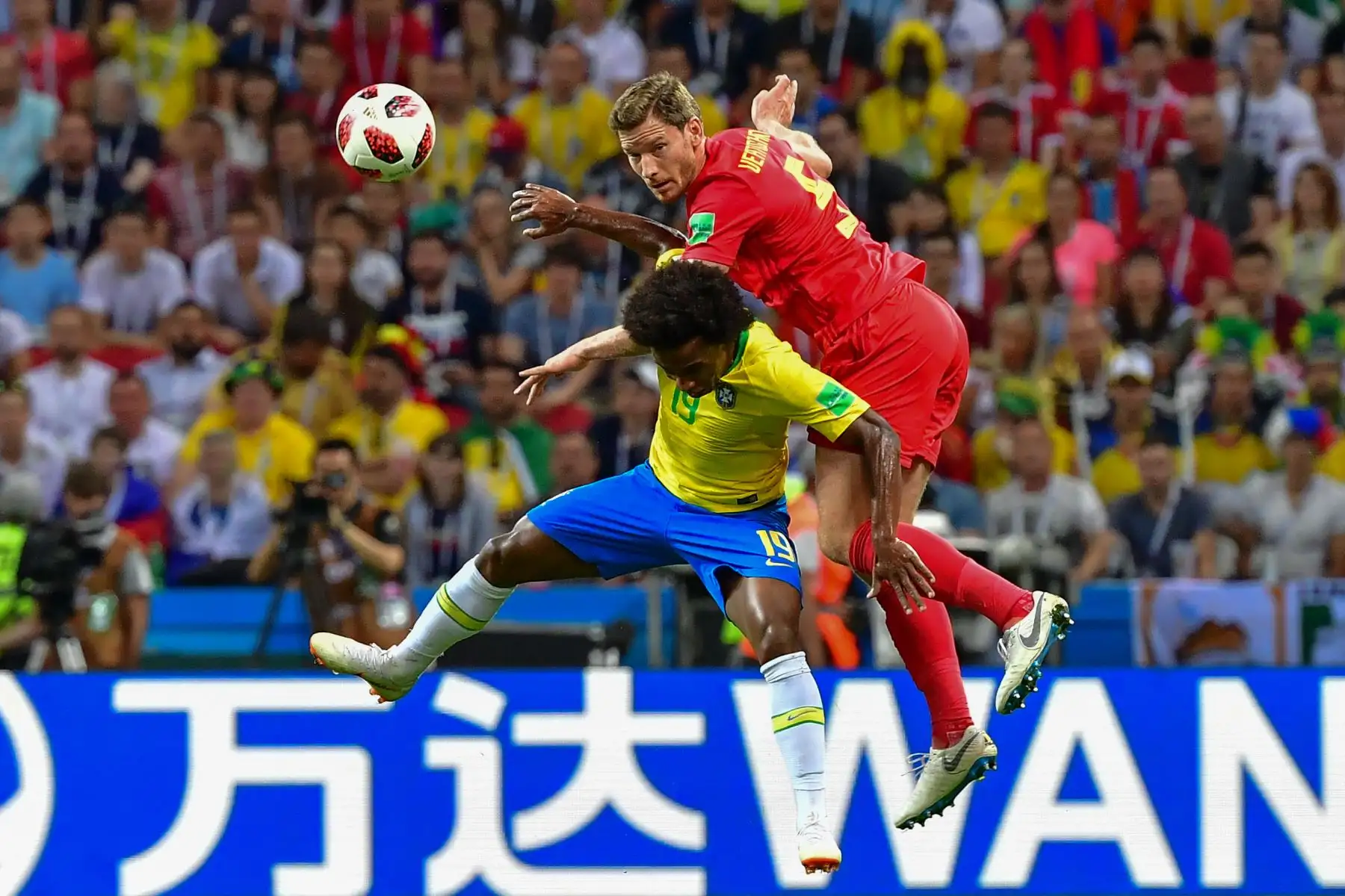 El defensor de Bélgica Toby Alderweireld (R) compite por el balón con el delantero brasileño Willian durante el partido de cuartos de final de la Copa Mundial de Rusia 2018 entre Brasil y Bélgica en el Kazan Arena en Kazán el 6 de julio de 2018. / AFP