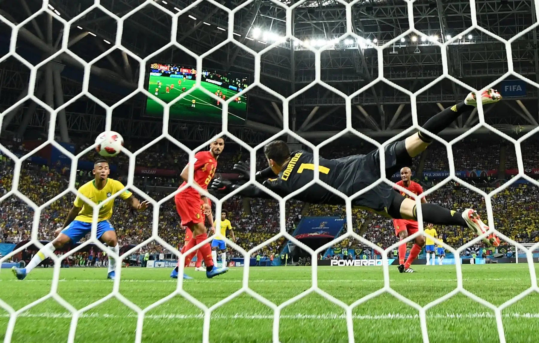 El portero belga Thibaut Courtois se lanza para salvar un tiro durante el partido de fútbol de cuartos de final de la Copa Mundial Rusia 2018 entre Brasil y Bélgica en el Kazan Arena en Kazán el 6 de julio de 2018. / AFP