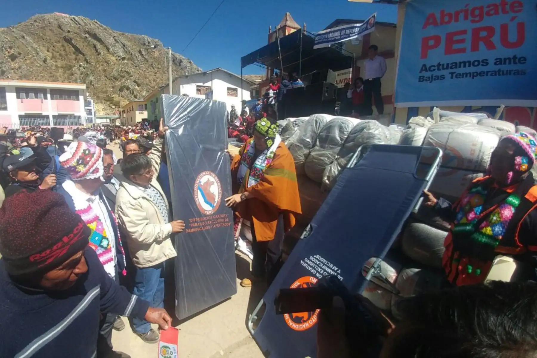 Ministro de Defensa,José Huerta Torres supervisa entrega de ayuda humanitaria que forma parte de las 26 toneladas distribuidas en todo  Huancavelica. Foto: ANDINA/Héctor Vinces