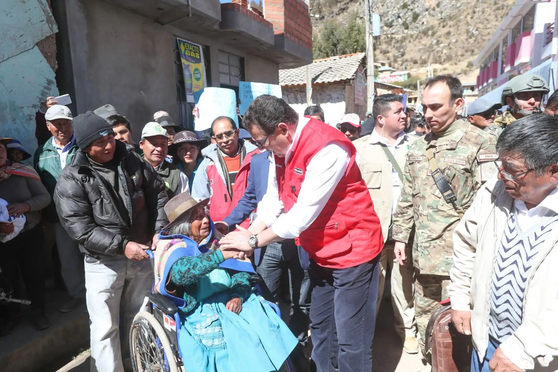 Ministro de Defensa,José Huerta Torres supervisa entrega de ayuda humanitaria que forma parte de las 26 toneladas distribuidas en todo  Huancavelica. Foto: ANDINA/Mindef