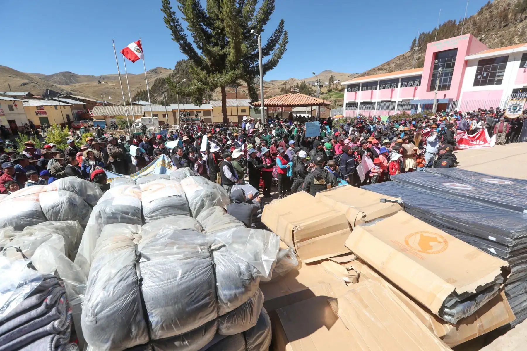 Ministro de Defensa,José Huerta Torres supervisa entrega de ayuda humanitaria que forma parte de las 26 toneladas distribuidas en todo  Huancavelica. Foto: ANDINA/Mindef
